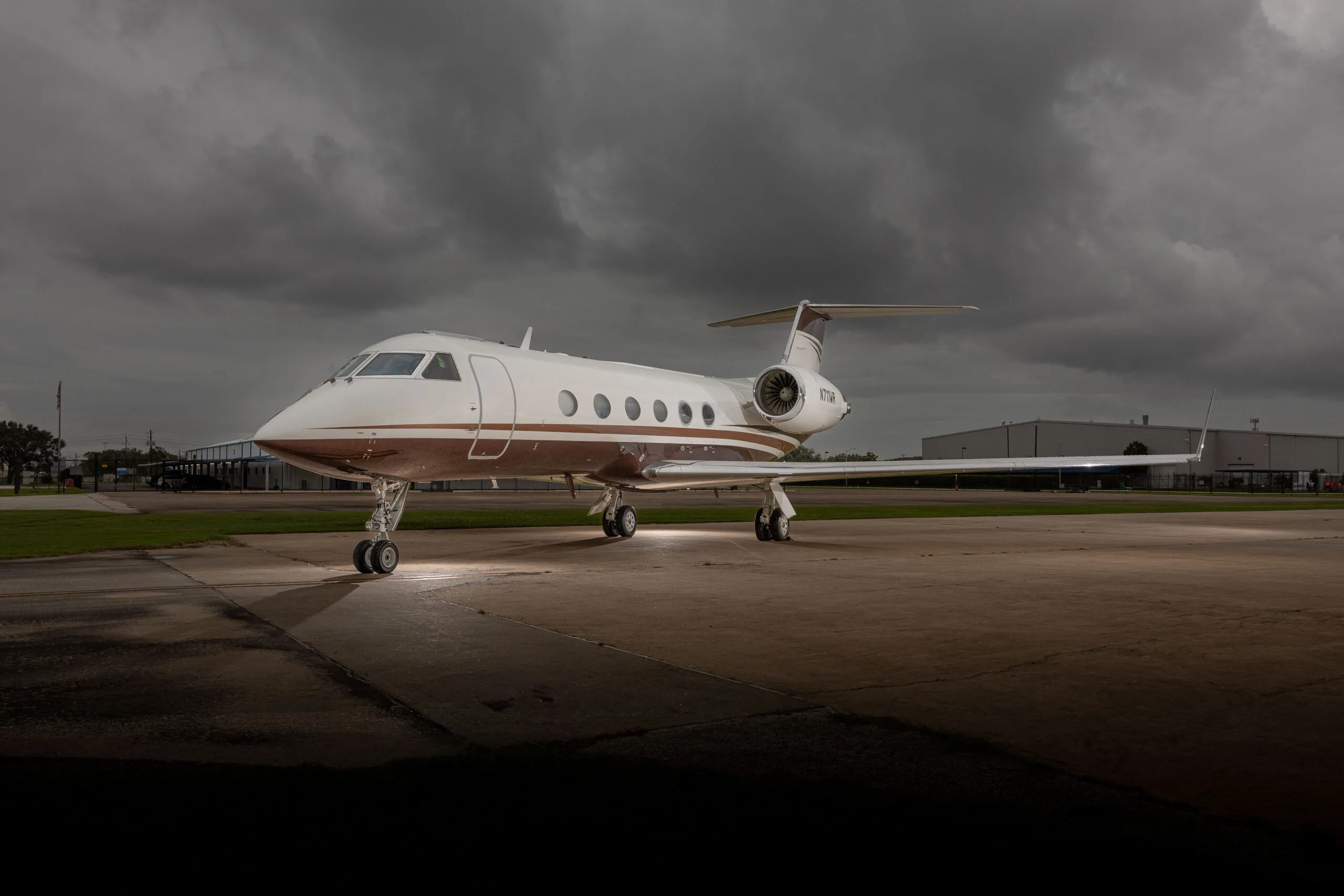 Exterior view of a Gulfstream GIV, N711WR.