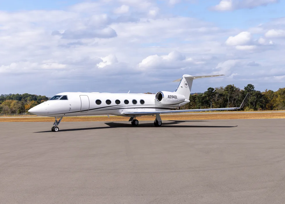 Exterior view of a Gulfstream G450.