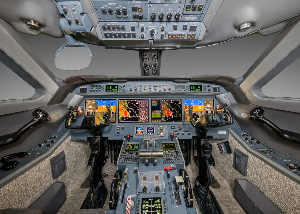 Cockpit and instrument panel of a Gulfstream G450.