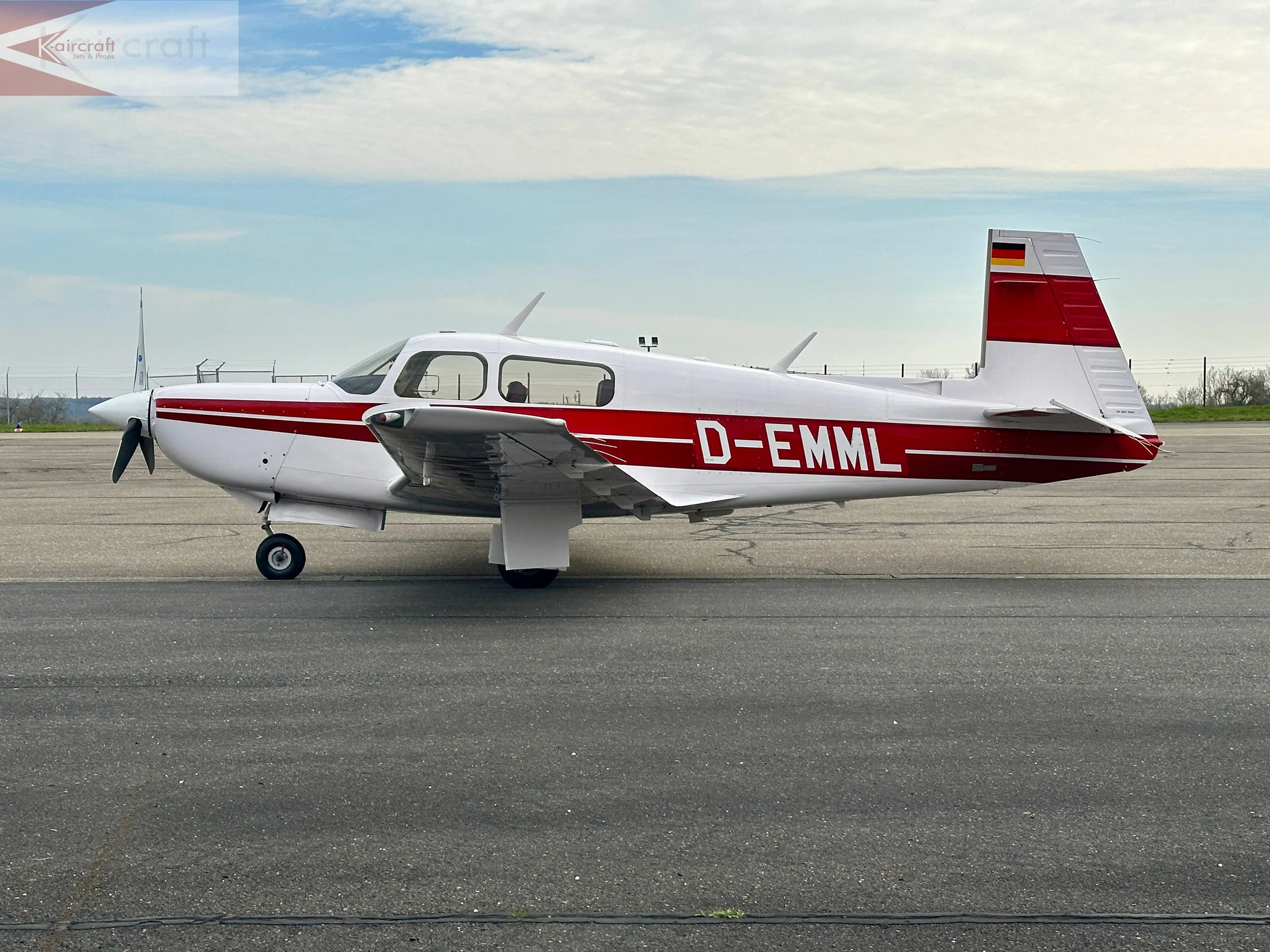Exterior view of a 1987 Mooney m20k 252tse 425.