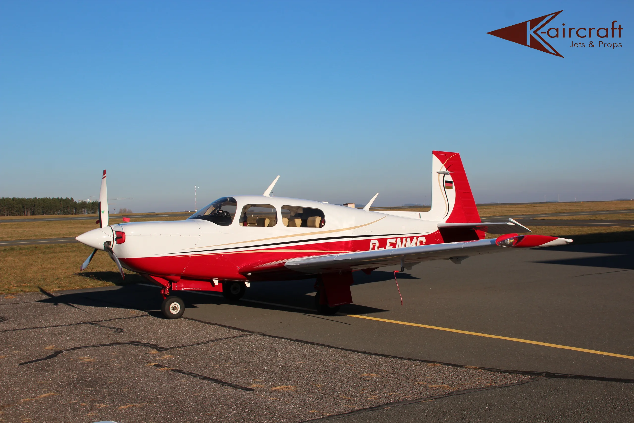 Exterior view of a 1989 Mooney m20k 252 encore 246.