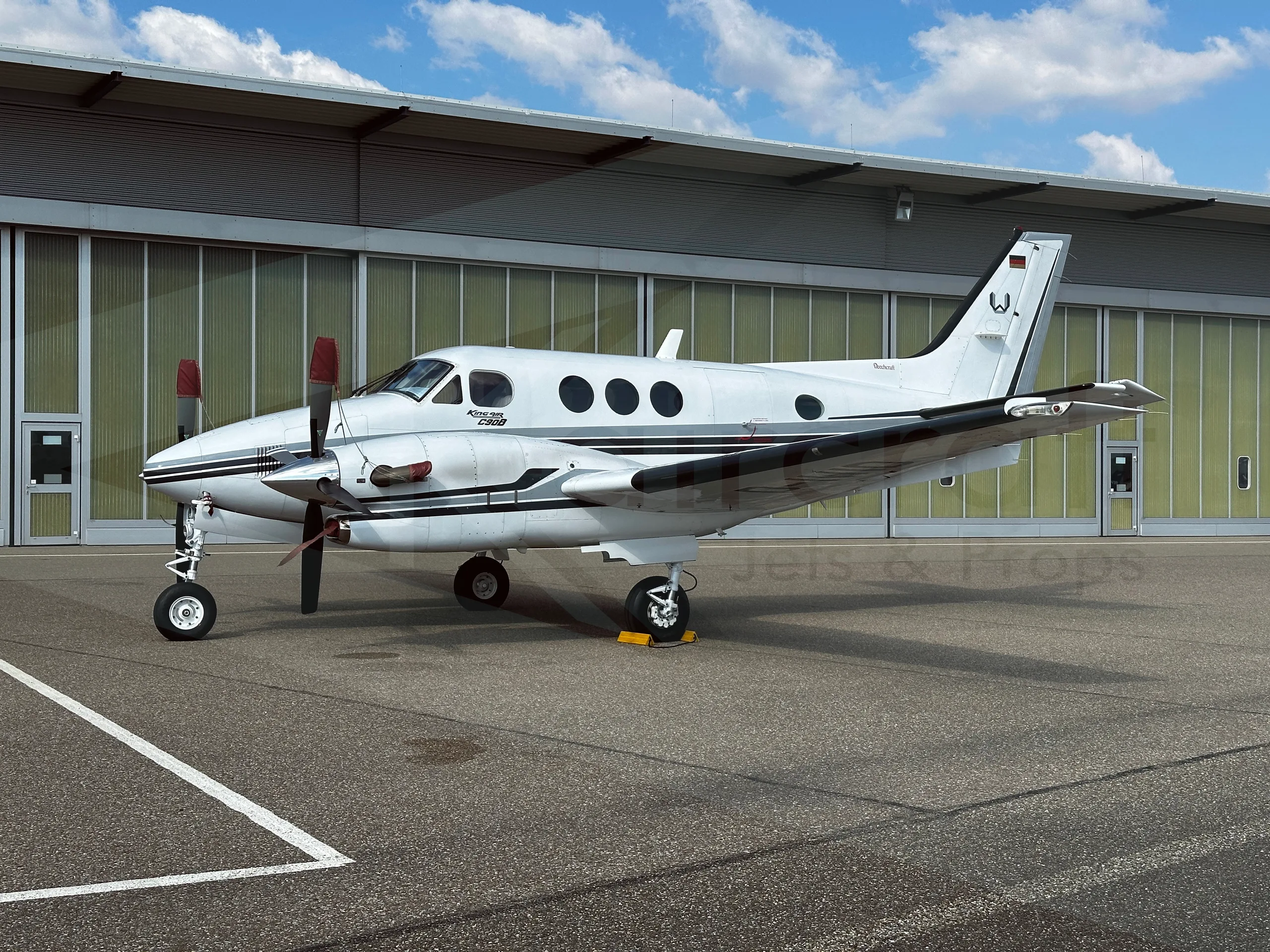 Exterior view of a 1996 Beechcraft king air c90b 353.