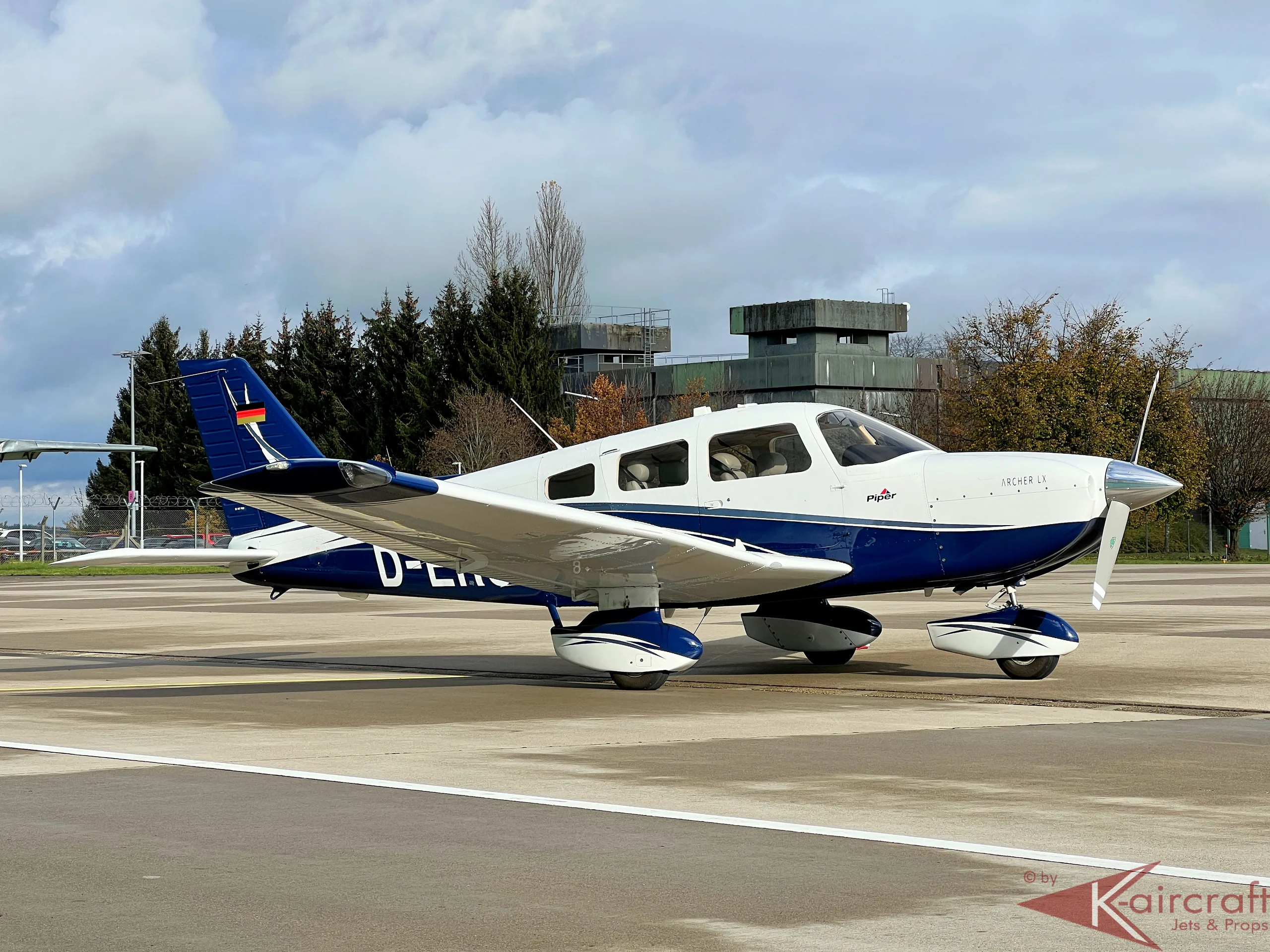 Exterior view of a 2019 Piper pa 28 181 archer lx 152.