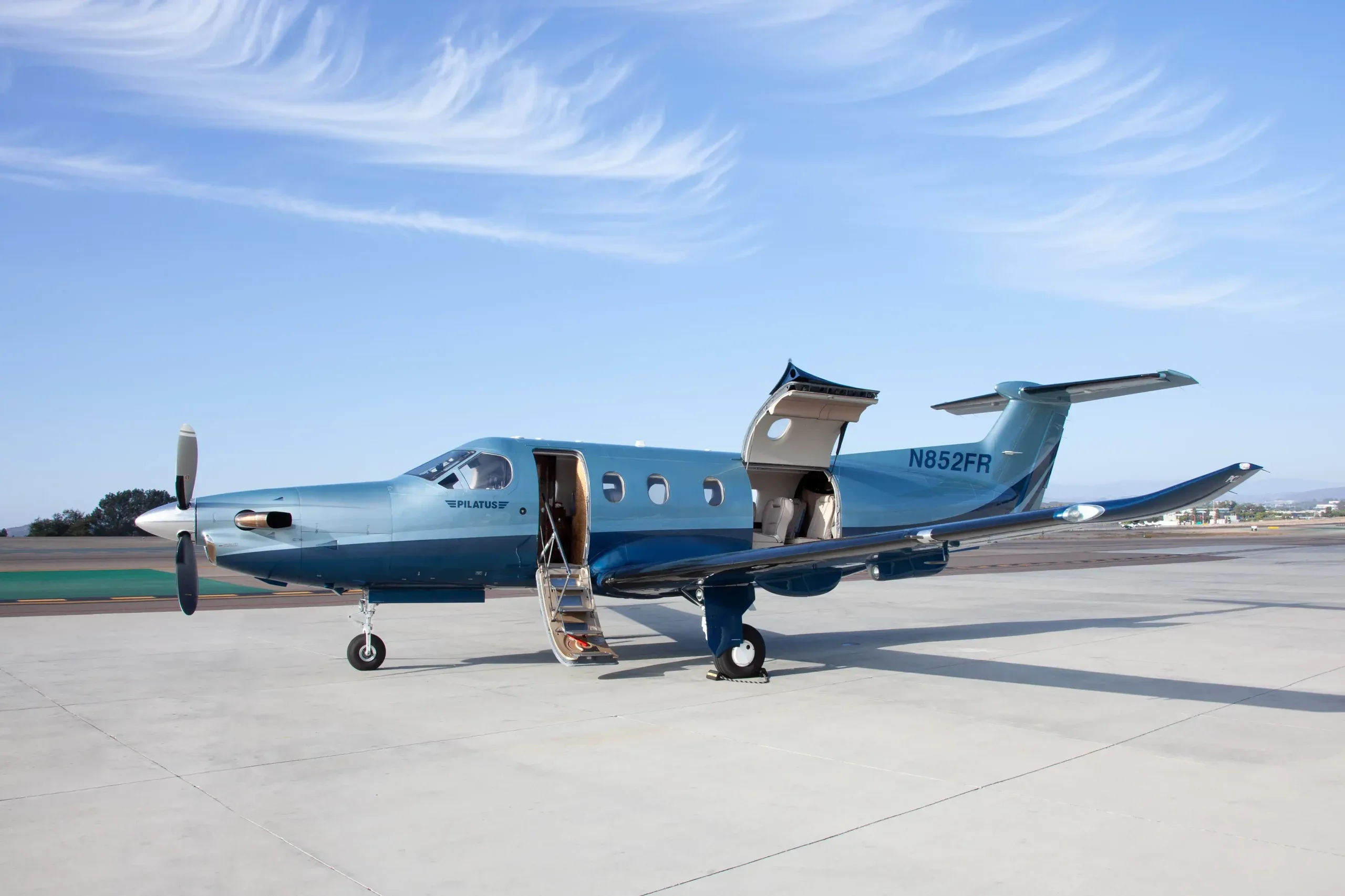 Exterior view of a 2007 Pilatus, N852FR.
