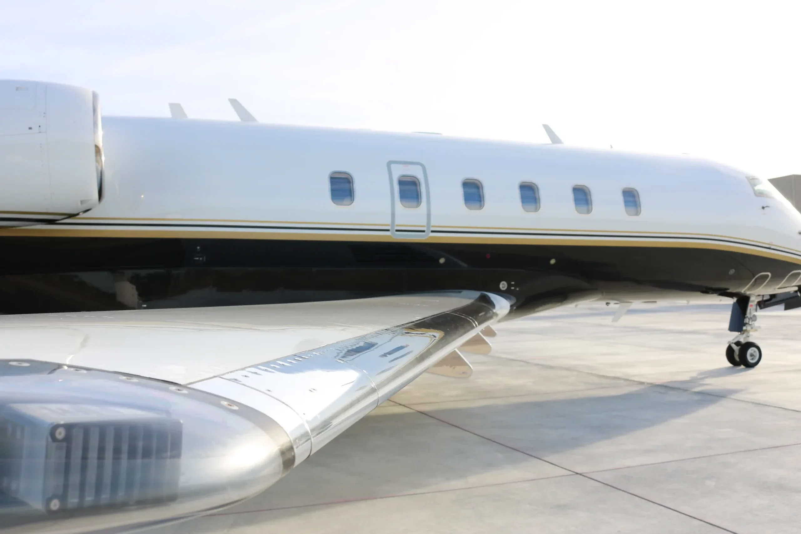 Exterior view of a 2009 Bombardier Challenger 300, N423JG.