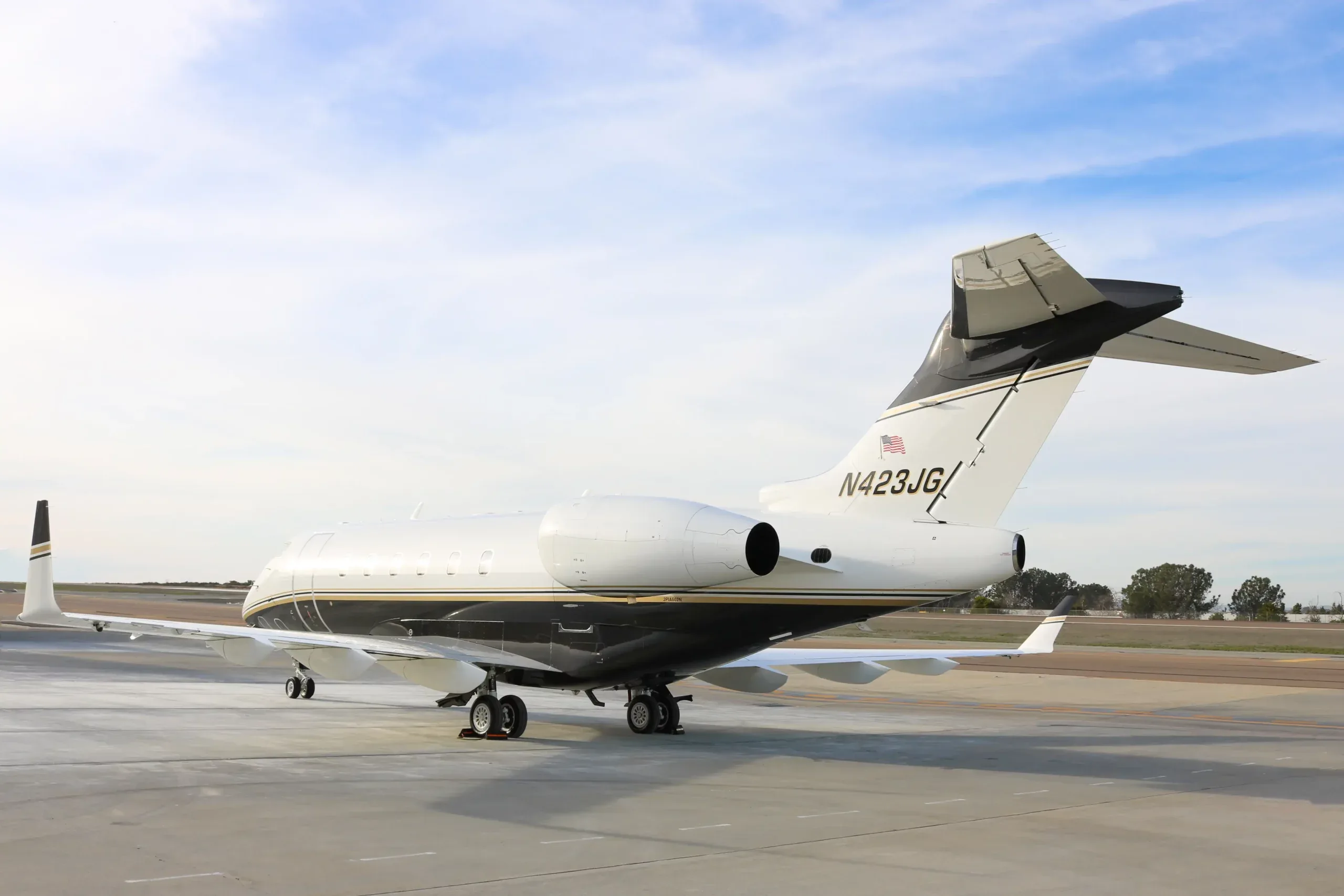 Exterior view of a 2009 Bombardier Challenger 300, N423JG.