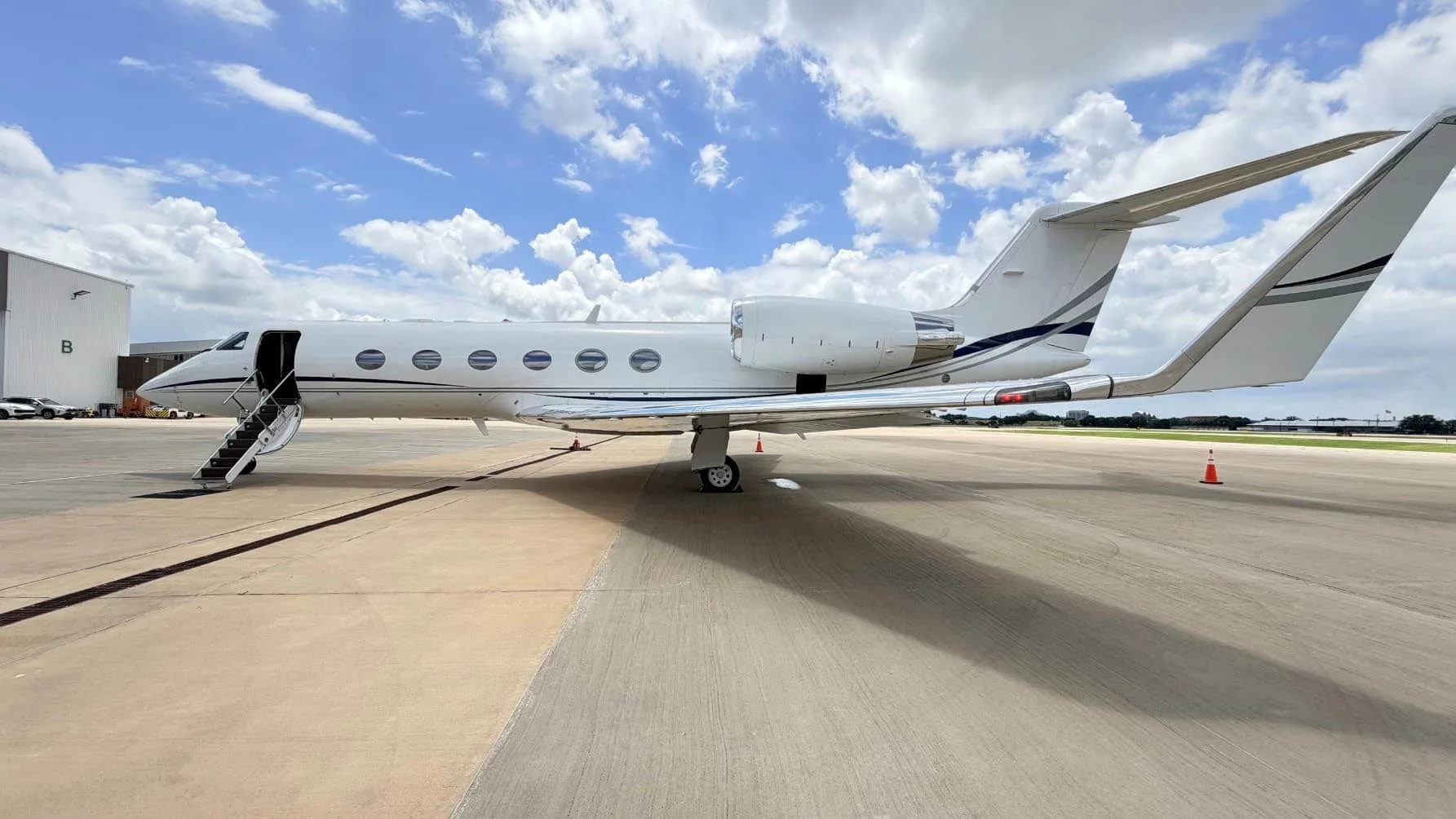 Exterior view of a 2002 Gulfstream G-IVSP | Leviate Air Group.