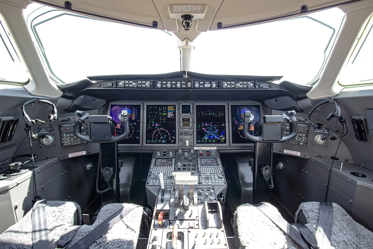 Cockpit and instrument panel of a 2004 Bombardier Challenger 300 - SN: 20027.