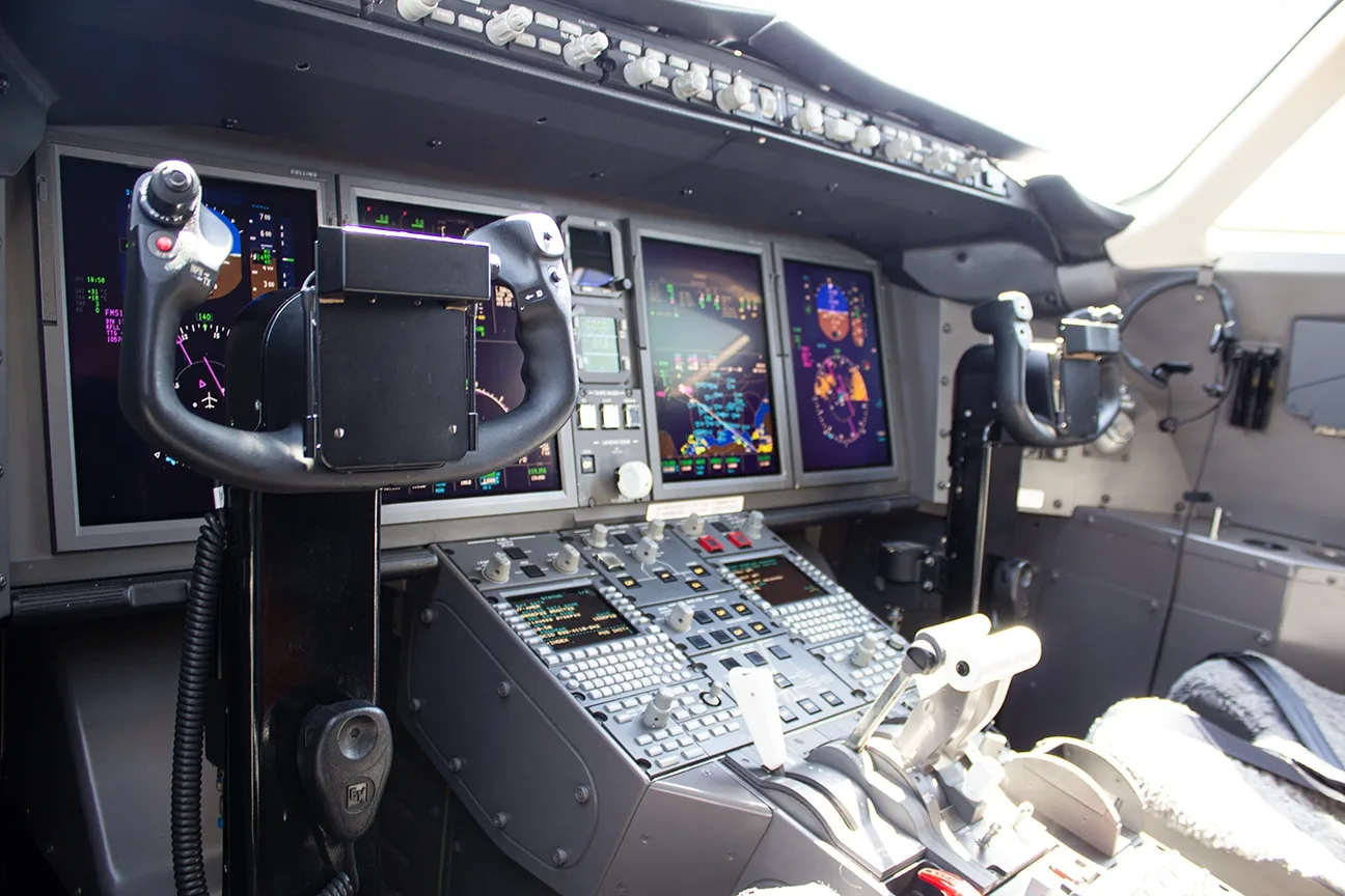 Cockpit and instrument panel of a 2004 Bombardier Challenger 300 - SN: 20027.
