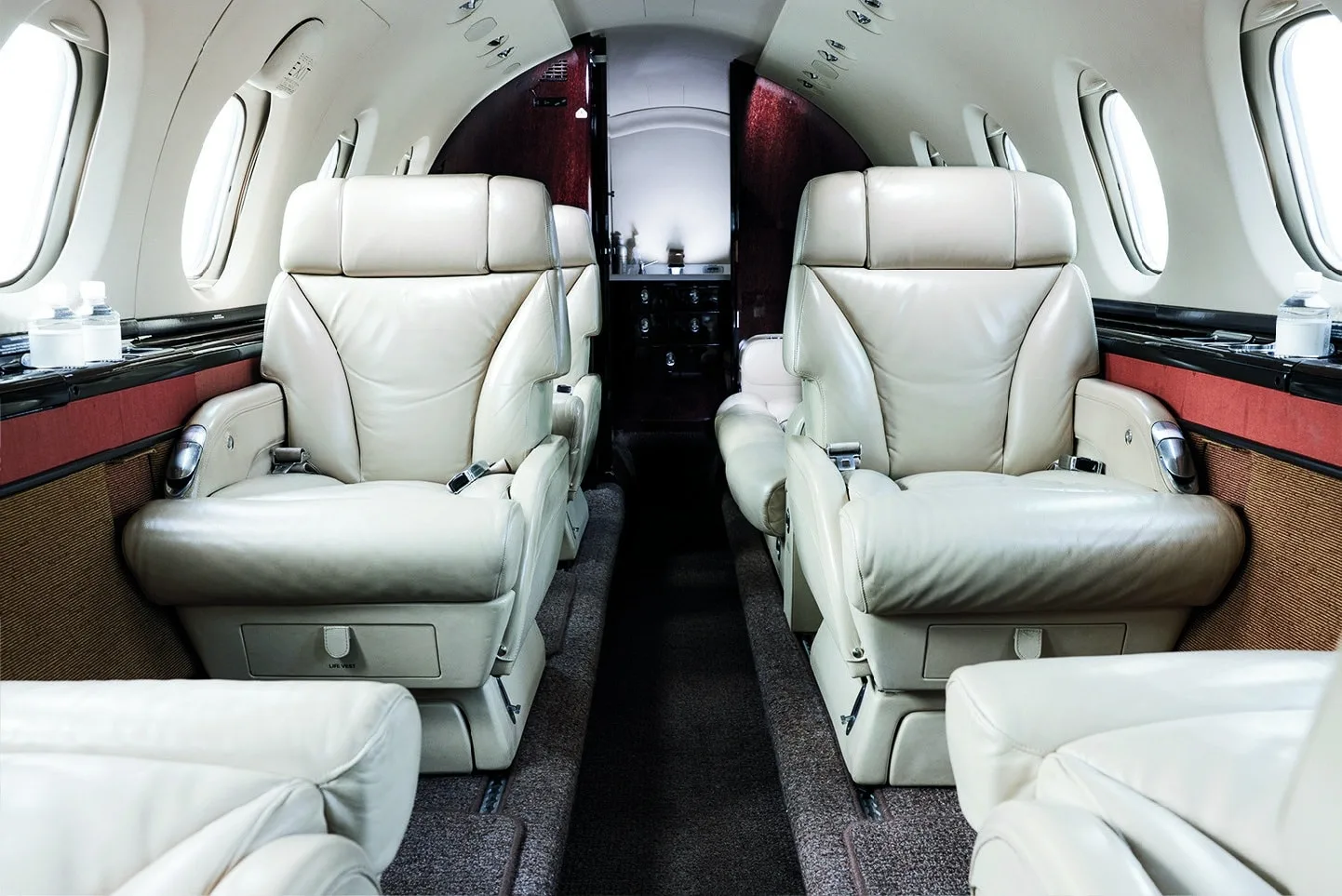 Cabin interior of a 2008 Hawker 850XP - SN: 921 | Leviate Air Group.