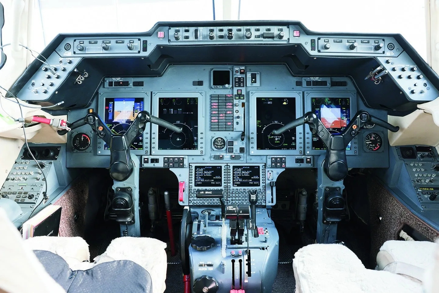 Cockpit and instrument panel of a 2008 Hawker 850XP - SN: 921 | Leviate Air Group.