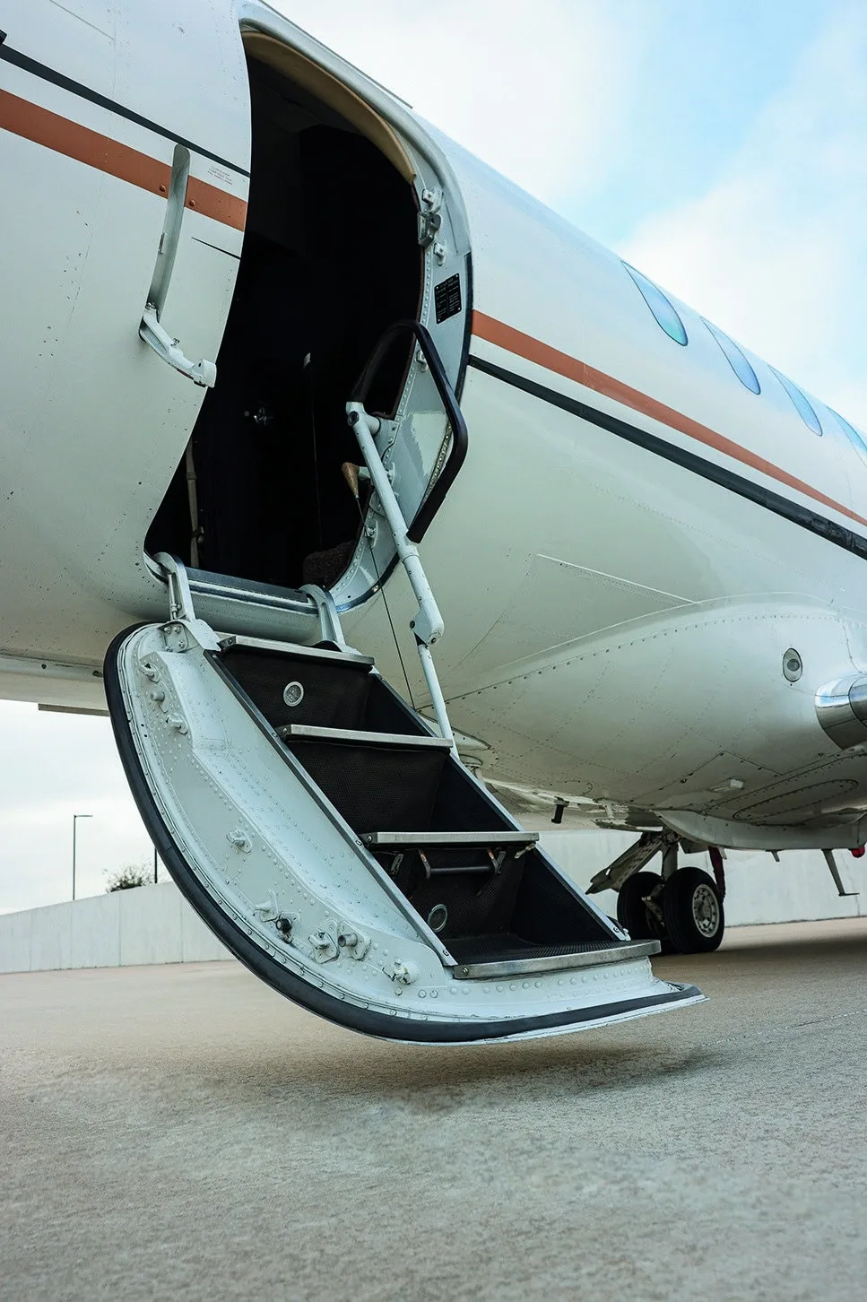 Exterior view of a 2008 Hawker 850XP - SN: 921 | Leviate Air Group.