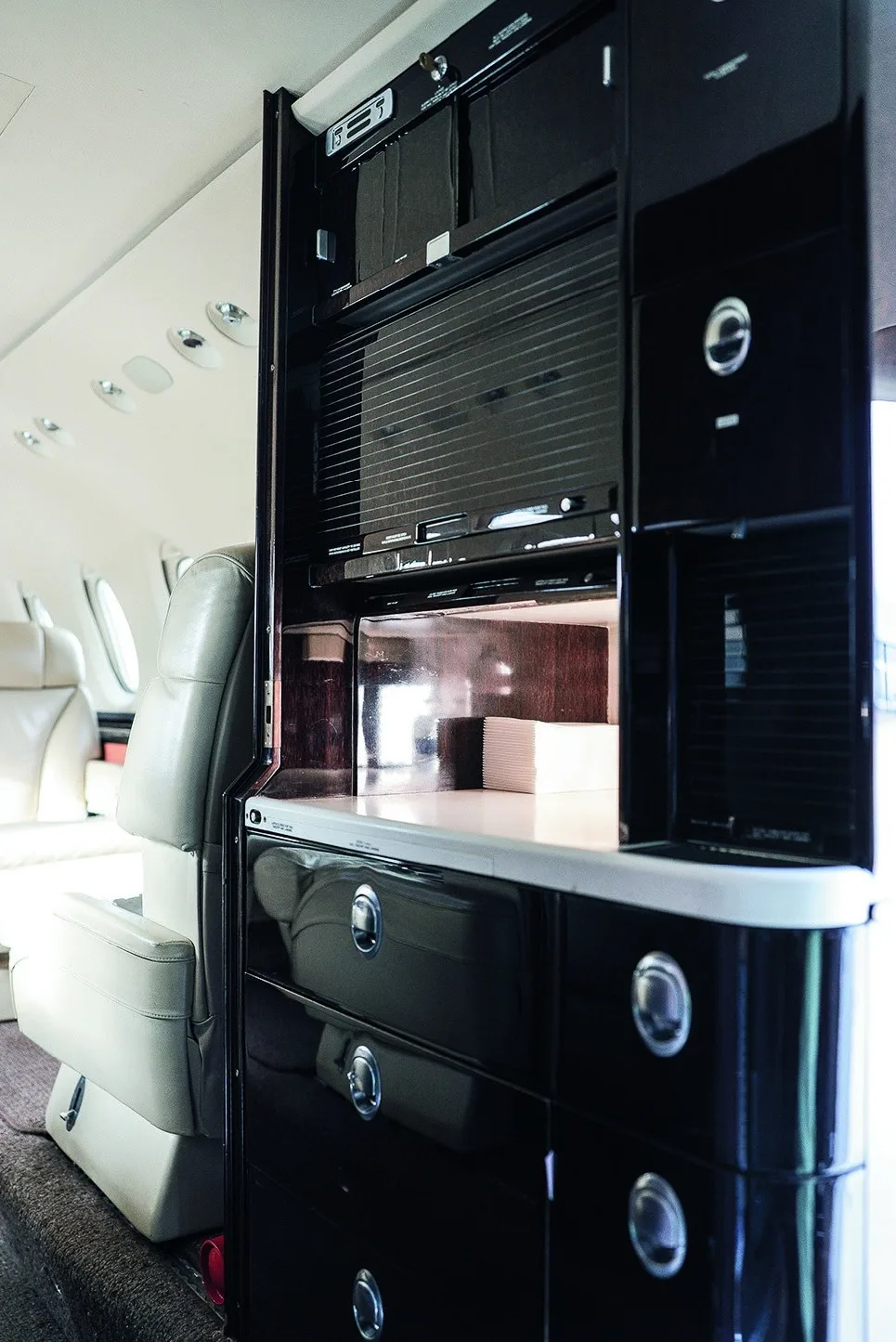 Cabin interior of a 2008 Hawker 850XP - SN: 921 | Leviate Air Group.
