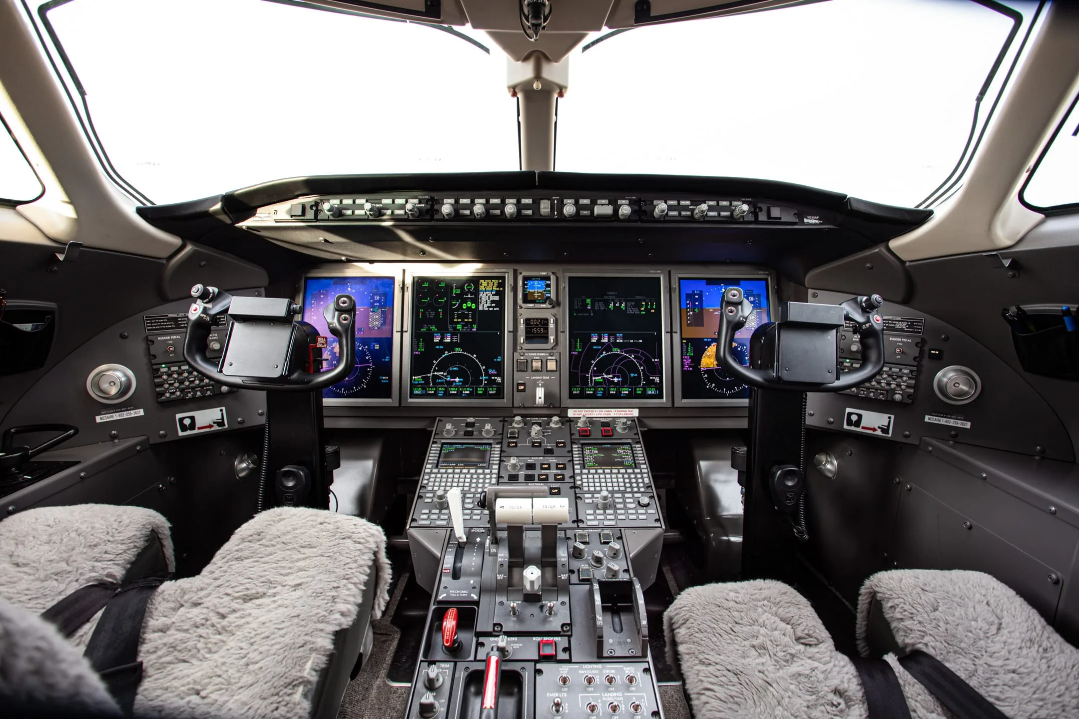 Avionics suite of a 2009 Bombardier CHALLENGER 300.