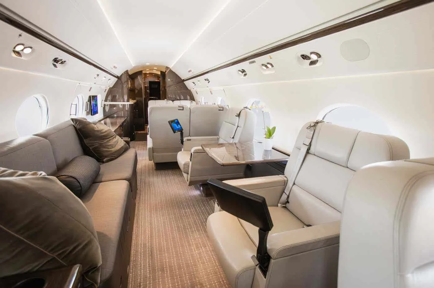 Cabin interior of a 2014 Gulfstream G450 - SN: 4275 | Leviate Air Group.