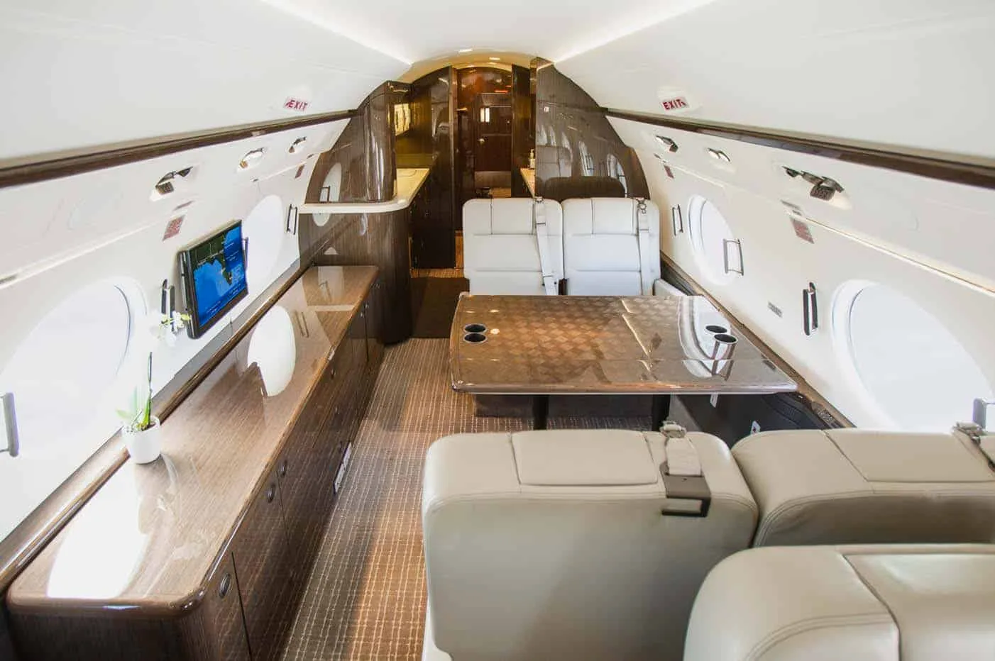 Cabin interior of a 2014 Gulfstream G450 - SN: 4275 | Leviate Air Group.