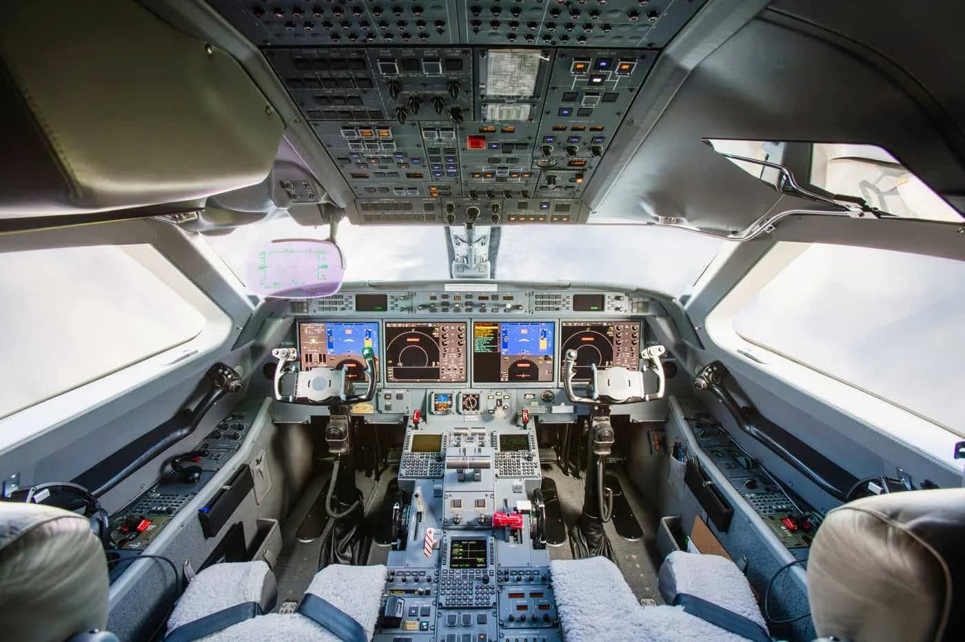 Cockpit and instrument panel of a 2014 Gulfstream G450 - SN: 4275 | Leviate Air Group.
