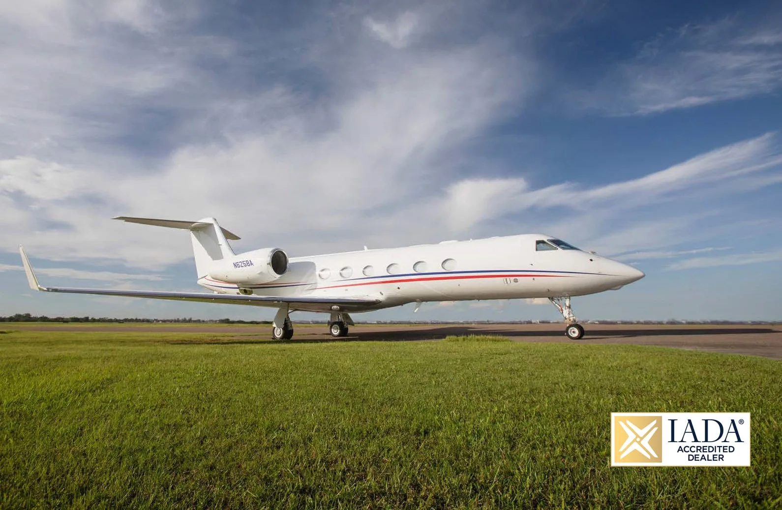 Exterior view of a 2014 Gulfstream G450 - SN: 4275 | Leviate Air Group.