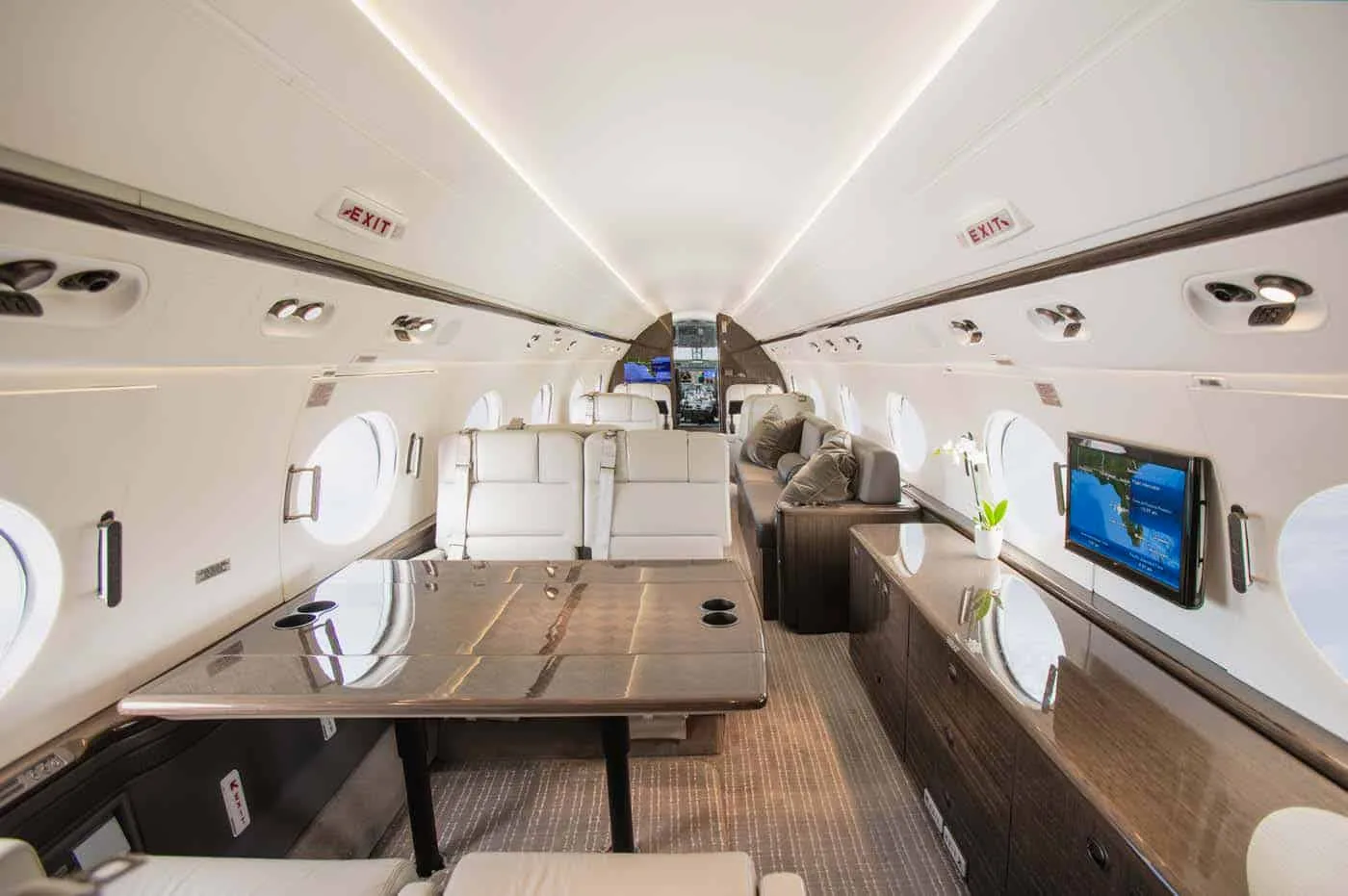 Cabin interior of a 2014 Gulfstream G450 - SN: 4275 | Leviate Air Group.