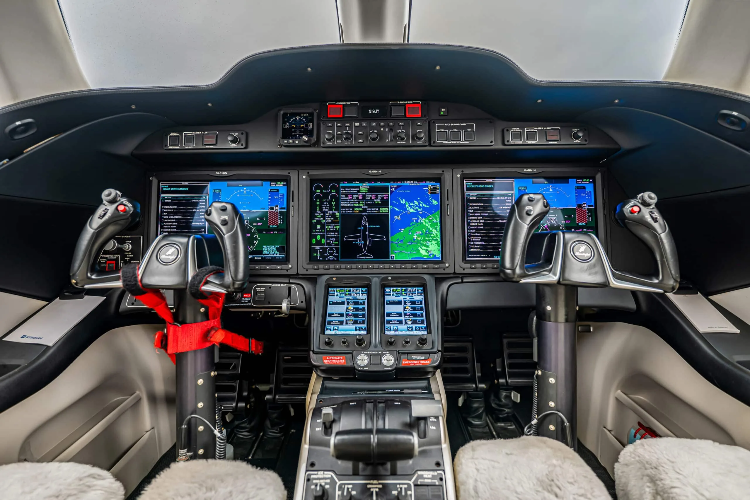 Cockpit and instrument panel of a 2017 HondaJet HA-420 | Leviate Air Group.