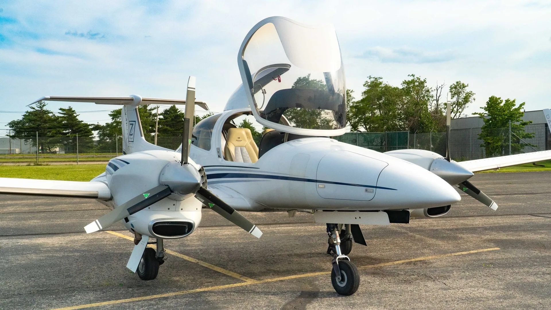 Exterior view of a 2006 Diamond DA42 NG, N153TS.