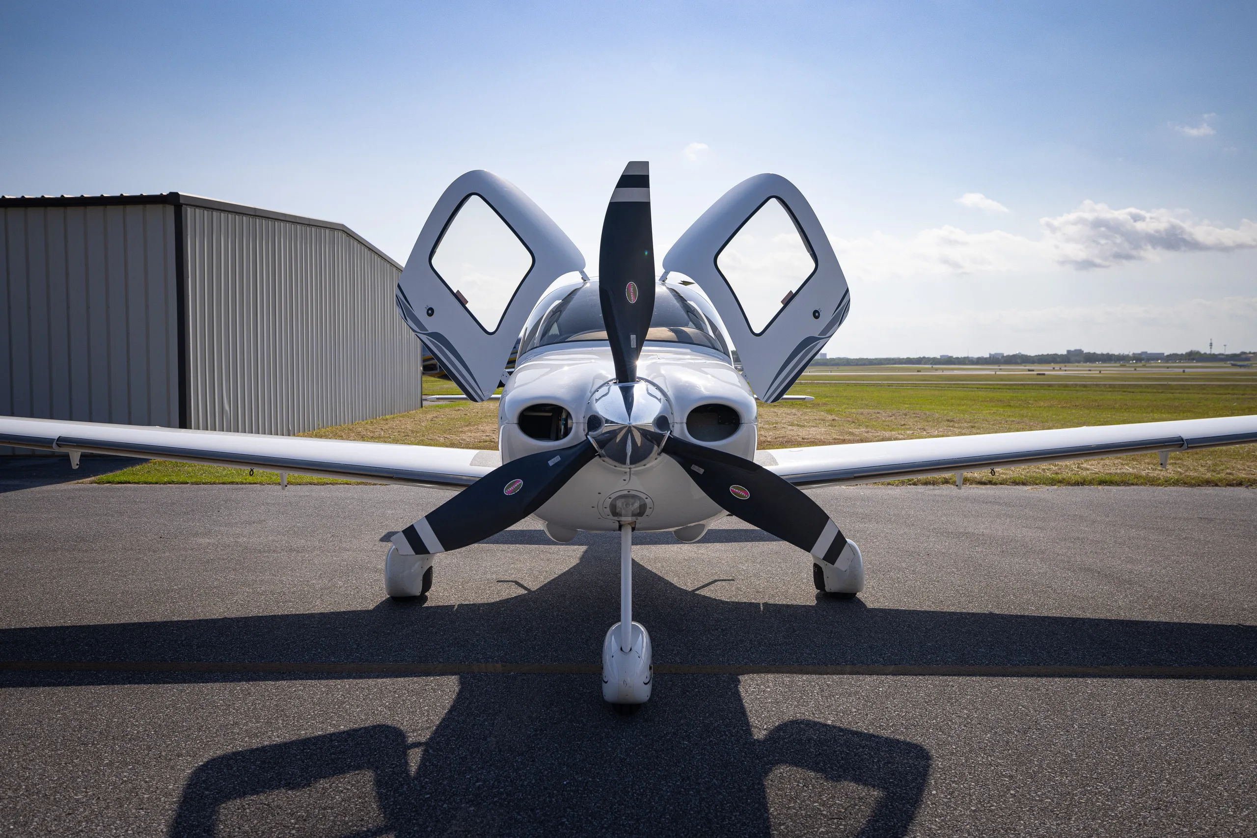 Cockpit and instrument panel of a 2007 Cirrus SR22 G3 GTS Turbo.