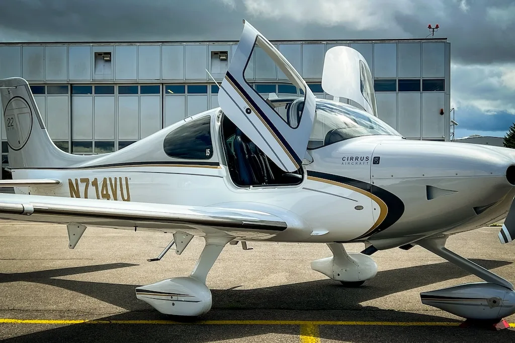 Exterior view of a 2013 Cirrus SR22T G5 GTS, N714VU.