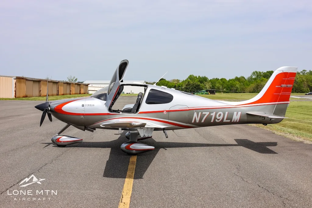 Exterior view of a 2003 Cirrus SR22, N719LM.