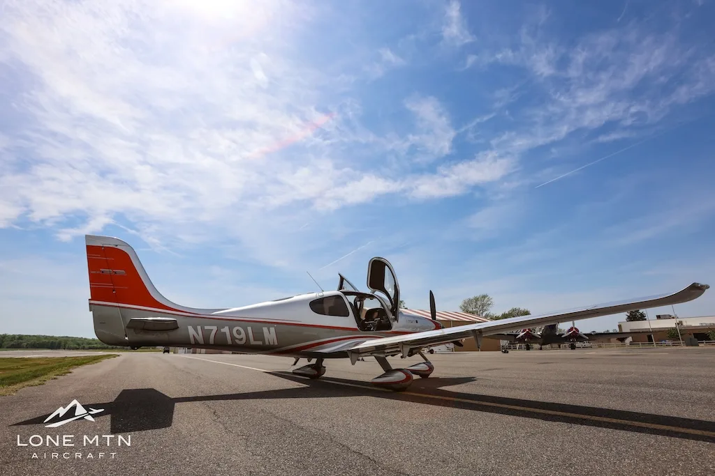Exterior view of a 2003 Cirrus SR22, N719LM.