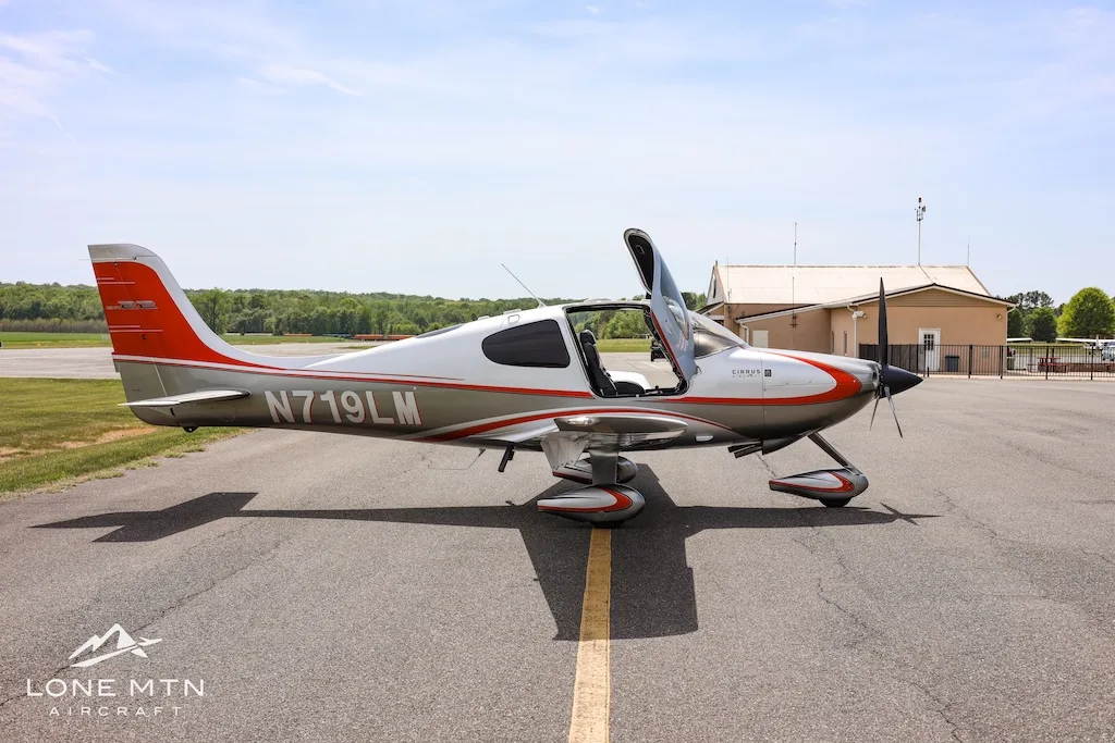 Exterior view of a 2003 Cirrus SR22, N719LM.