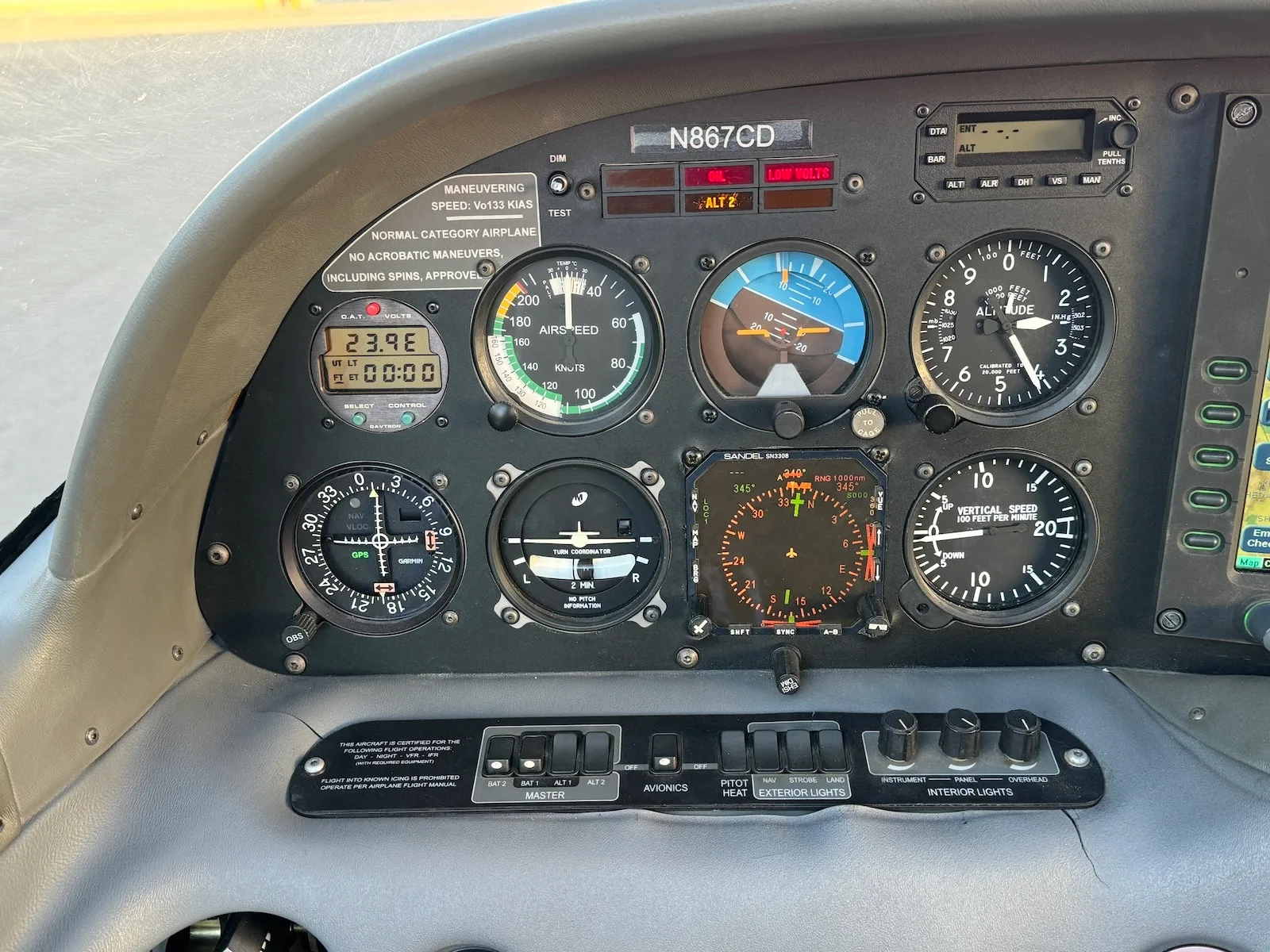 Cockpit and instrument panel of a 2002 Cirrus SR22.