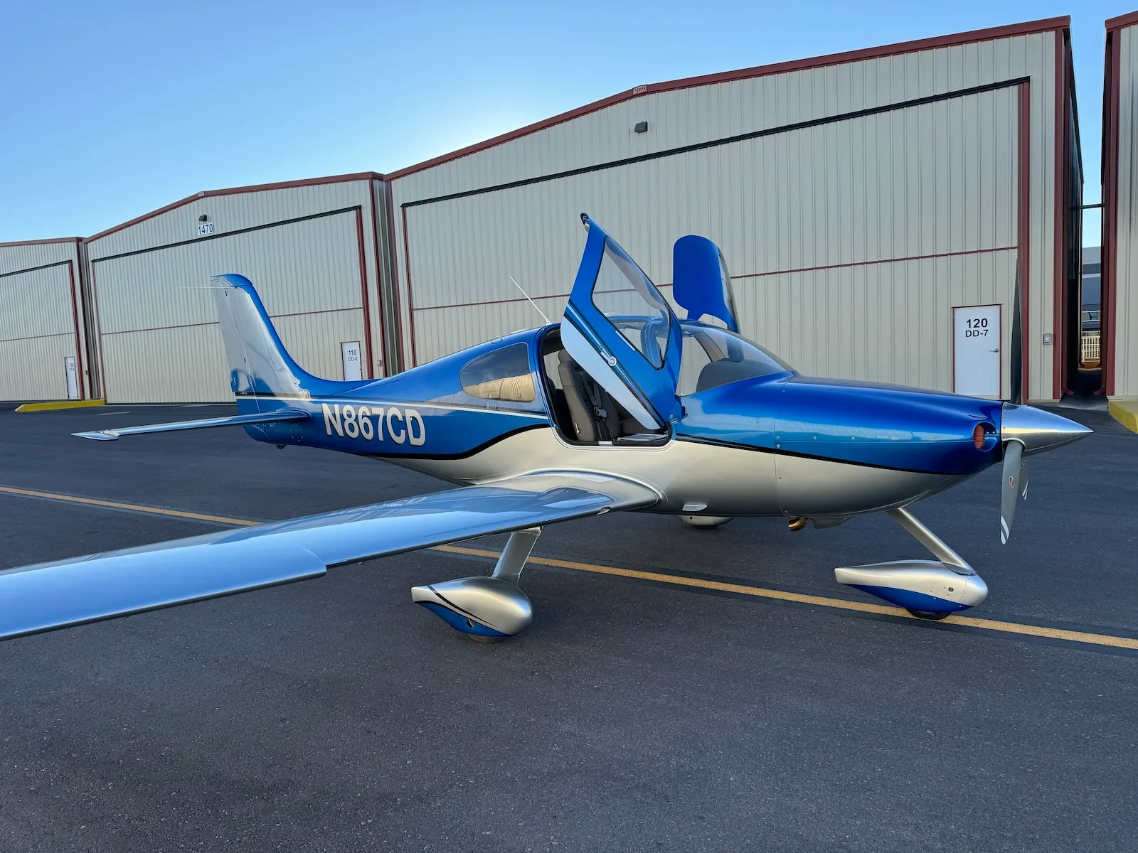 Exterior view of a 2002 Cirrus SR22, N867CD.