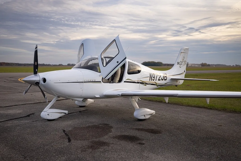 Exterior view of a 2006 Cirrus SR22 GTS, N972JB.