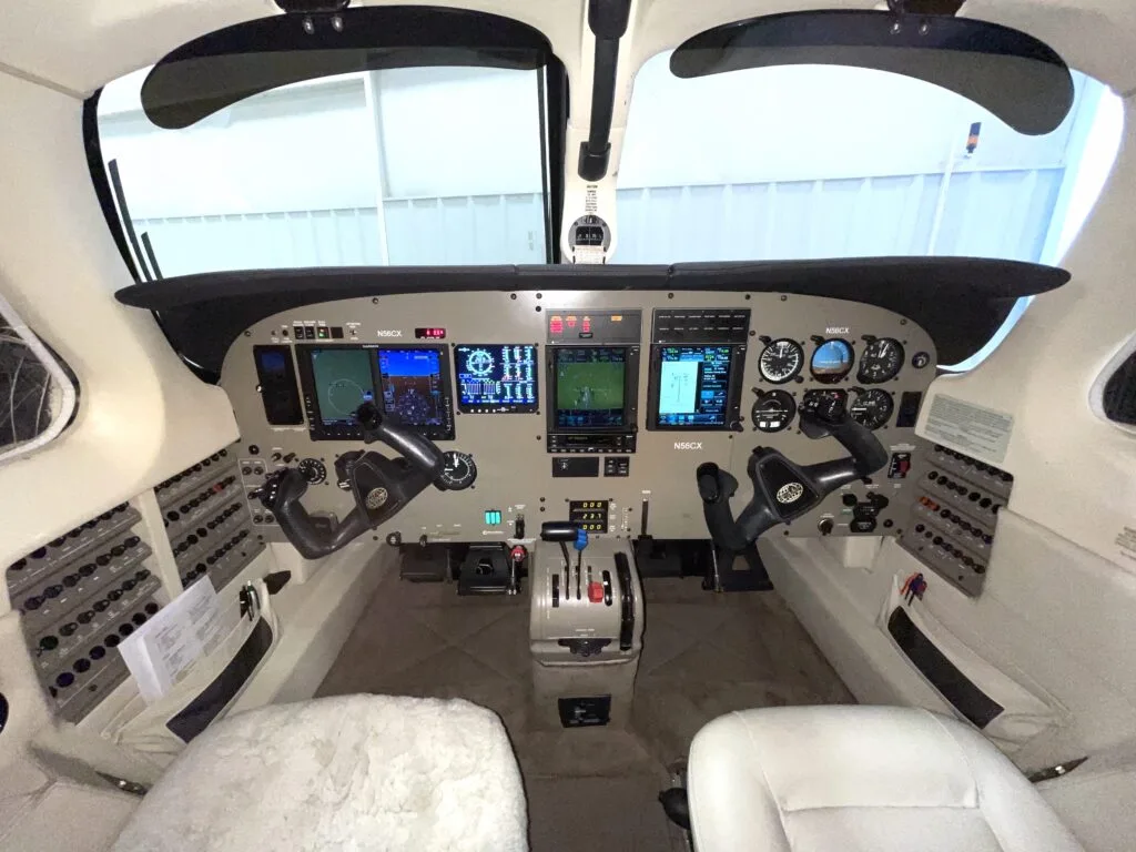Cockpit and instrument panel of a 2000 Piper MALIBU MIRAGE.