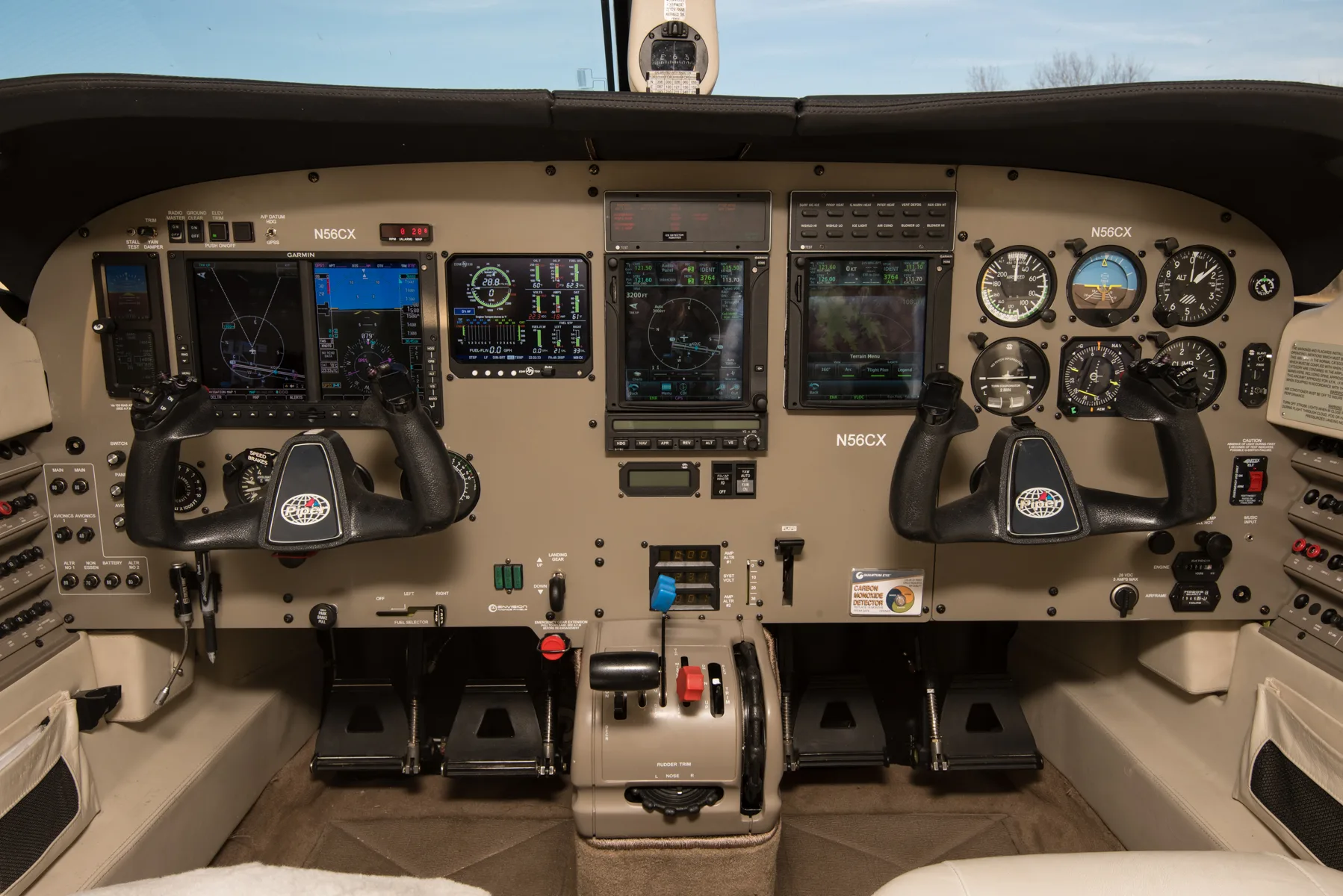 Cockpit and instrument panel of a 2000 Piper MALIBU MIRAGE.