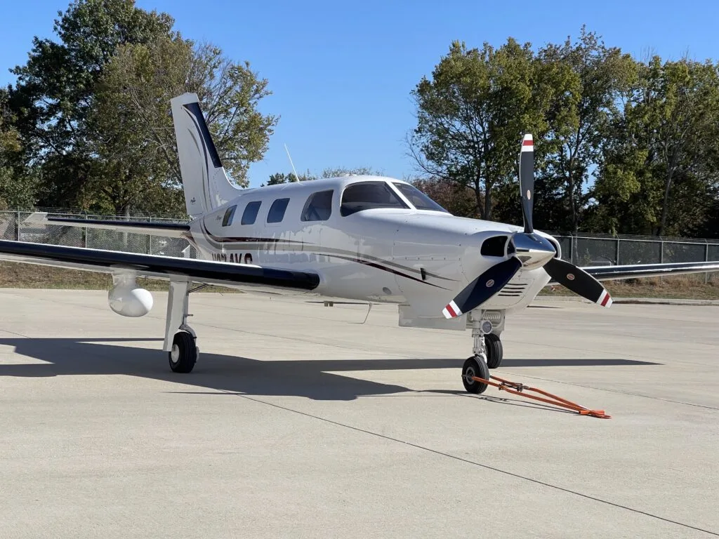 Exterior view of a 2005 Piper Mirage PA46-350P.