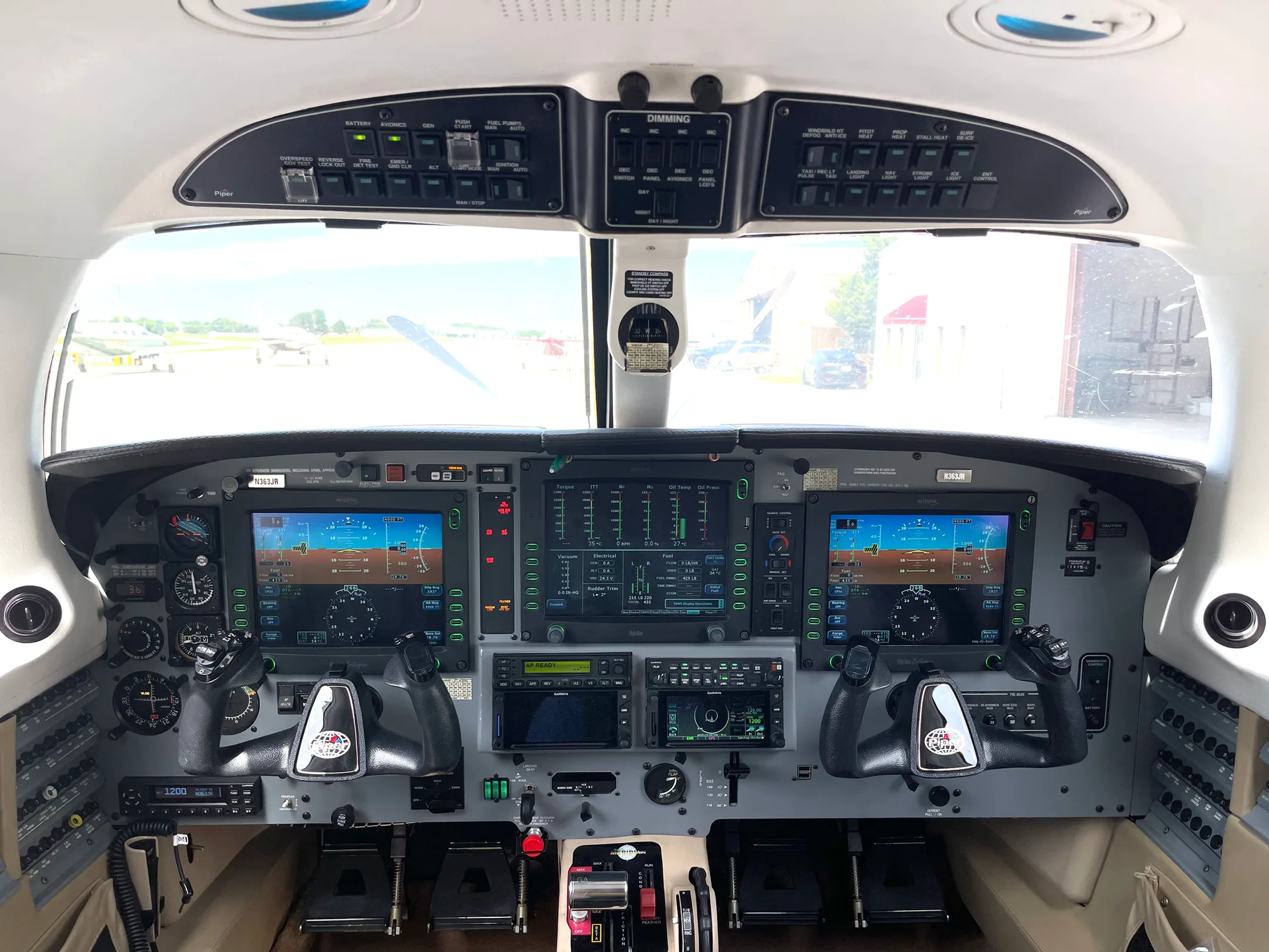 Cockpit and instrument panel of a 2008 Piper PA46-500TP Meridian.
