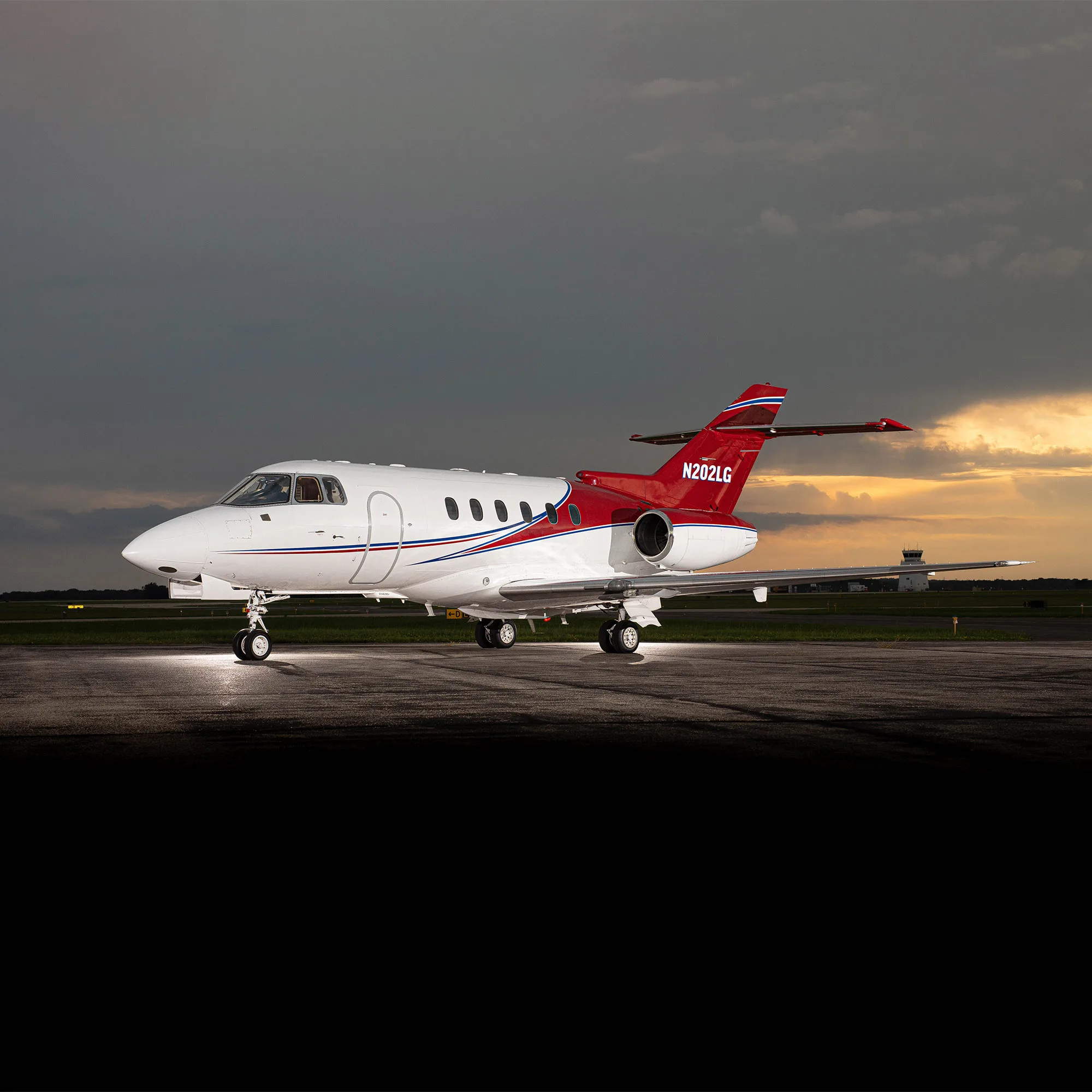 Exterior view of a 2000 Hawker 800xp sn 258454.