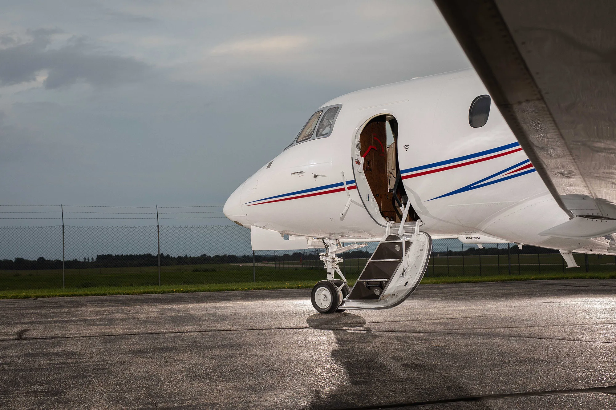 Exterior view of a 2000 Hawker 800xp sn 258454.