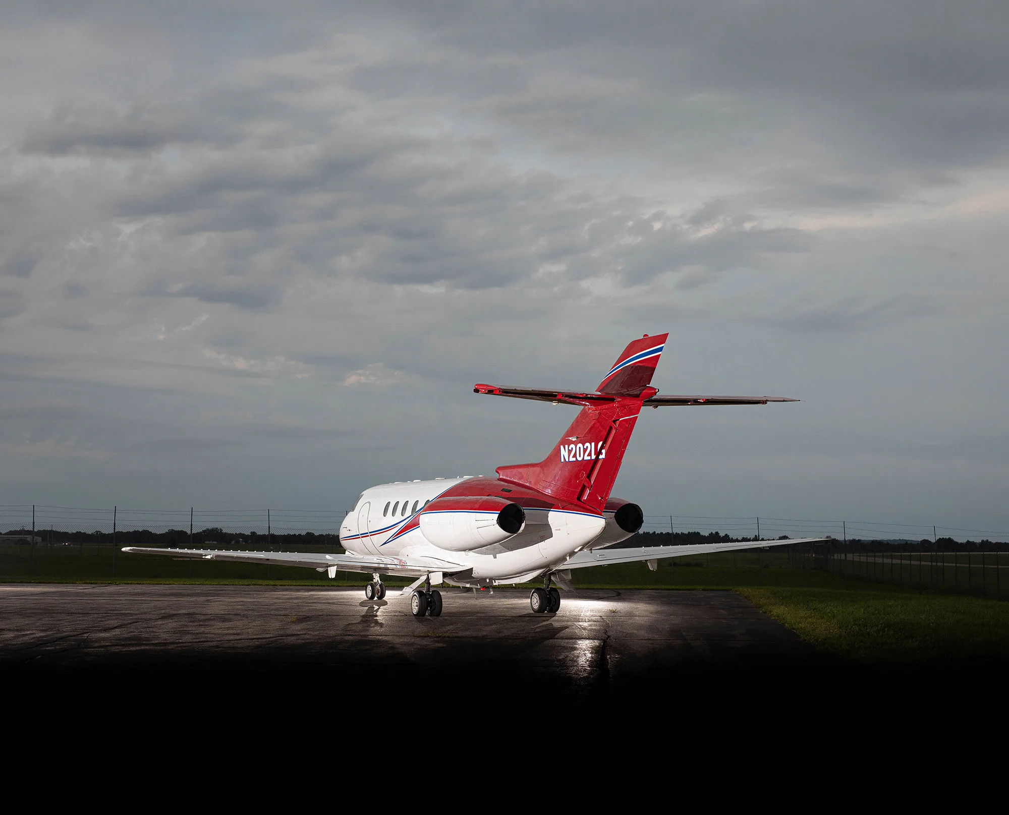 Exterior view of a 2000 Hawker 800xp sn 258454.