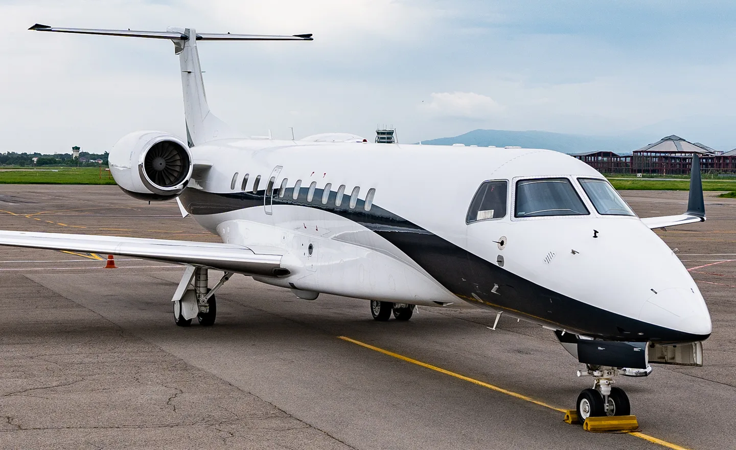 Marketing image of a 2011 Embraer LEGACY 650.