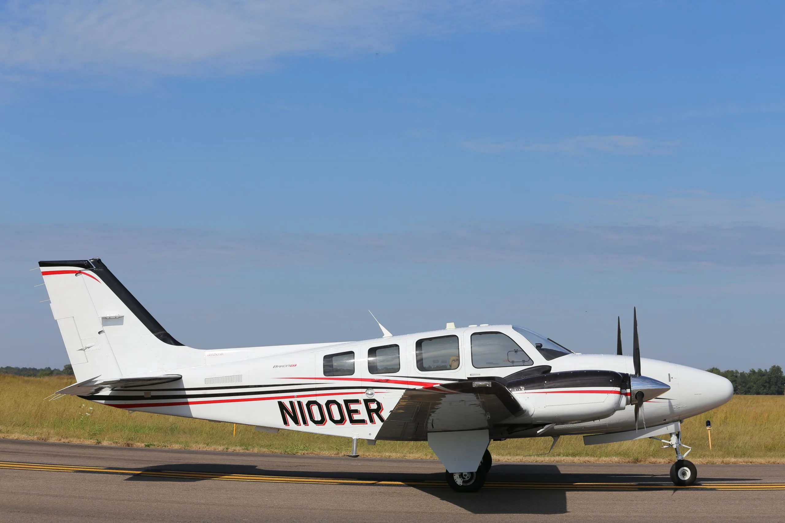 Exterior view of a 2016 Beechcraft G58 BARON.