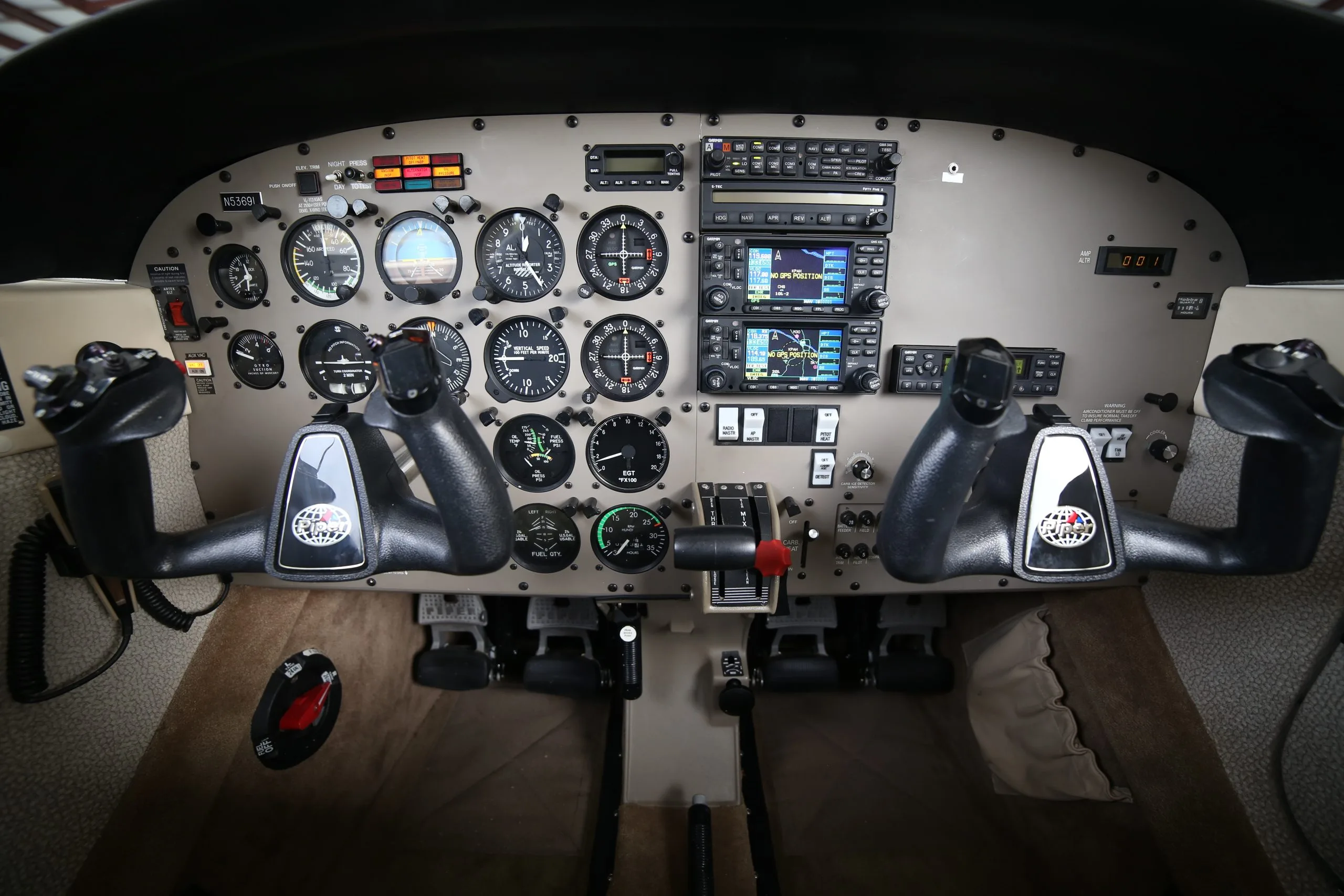 Cockpit and instrument panel of a 2003 Piper ARCHER III.