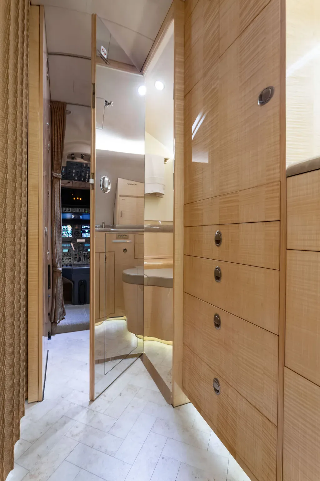 Cabin interior of a 2000 Bombardier Global Express N983J 9072.