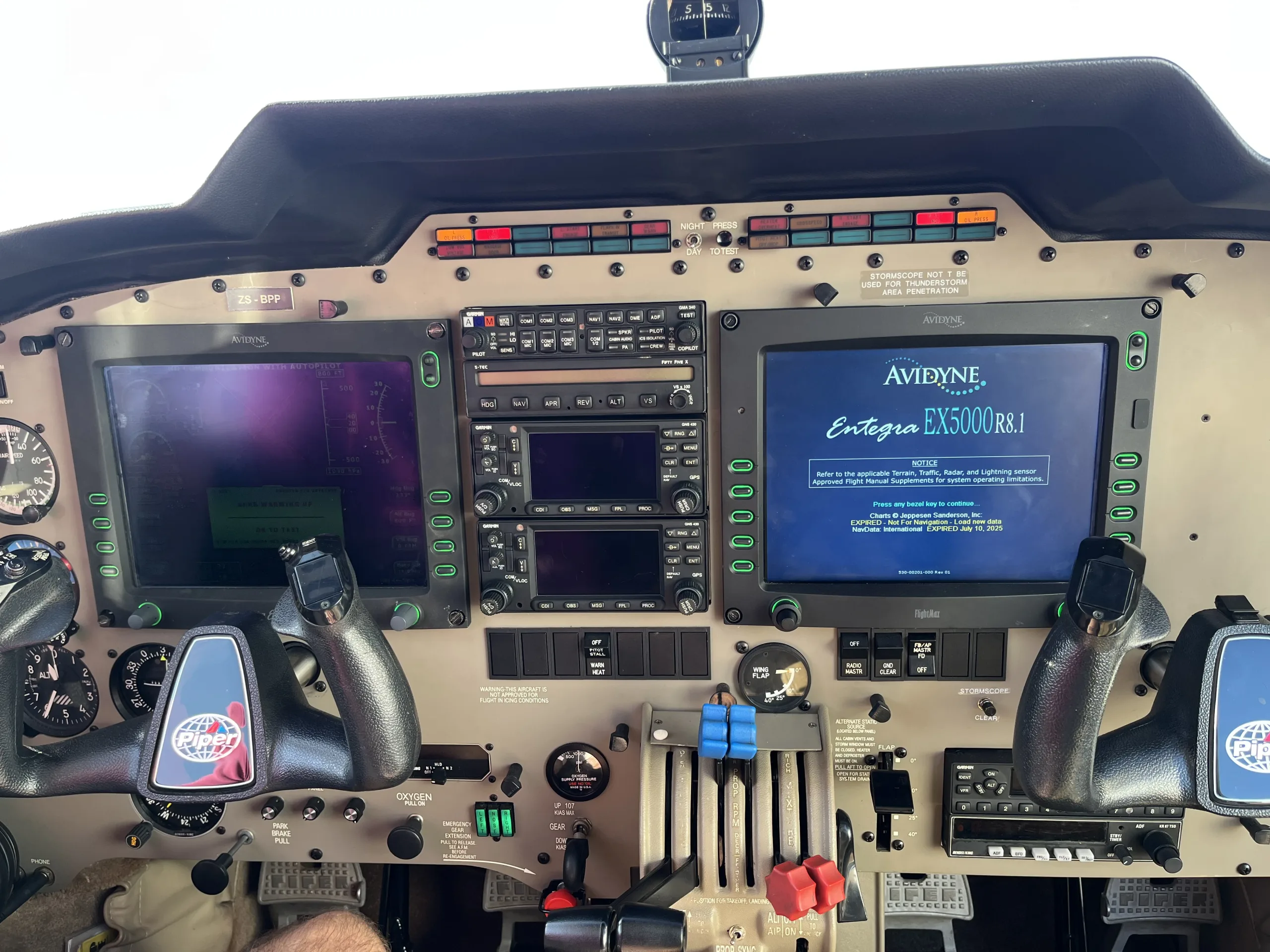 Cockpit and instrument panel of a 2007 Piper Seneca V.