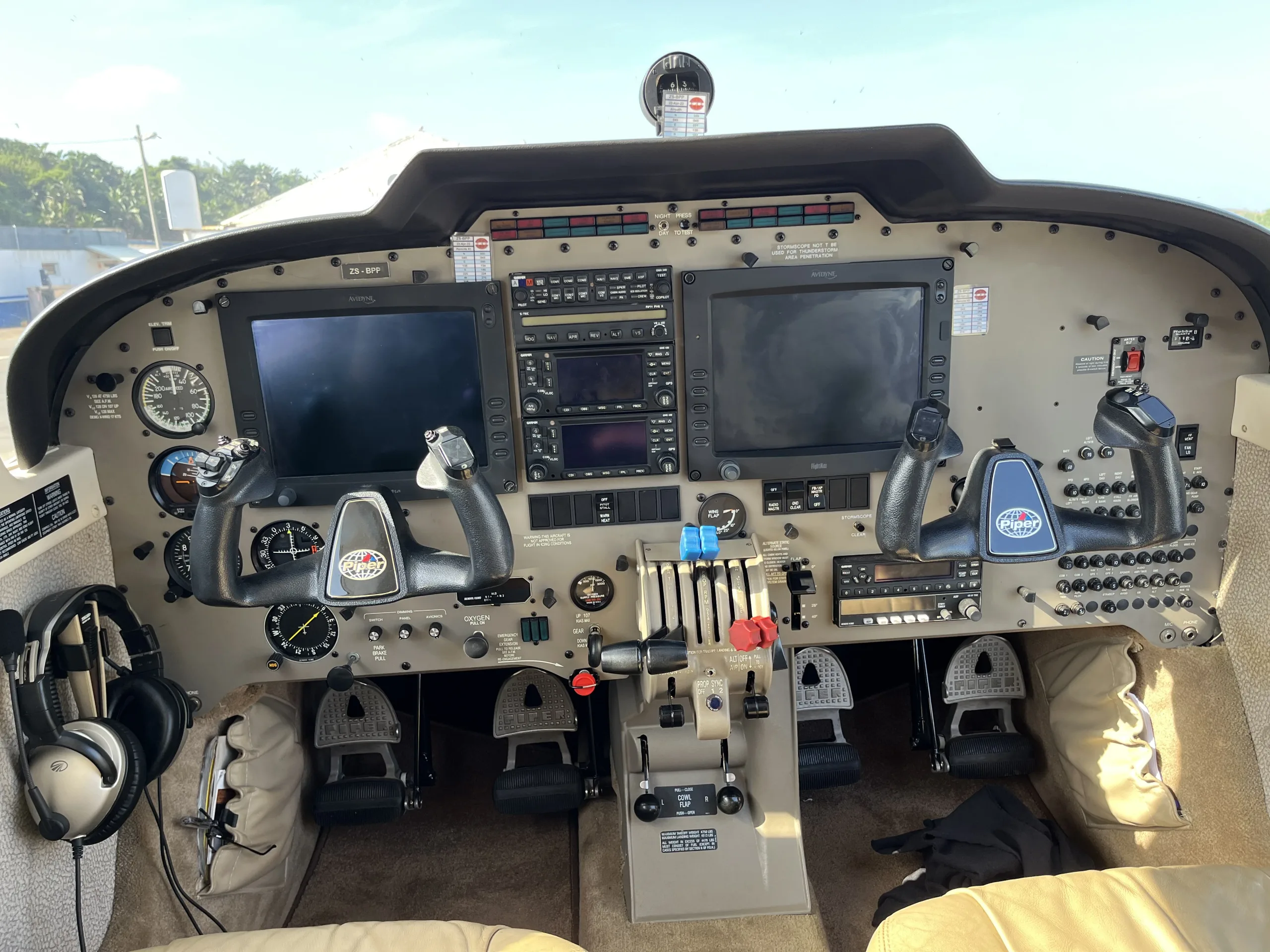 Cockpit and instrument panel of a 2007 Piper Seneca V.