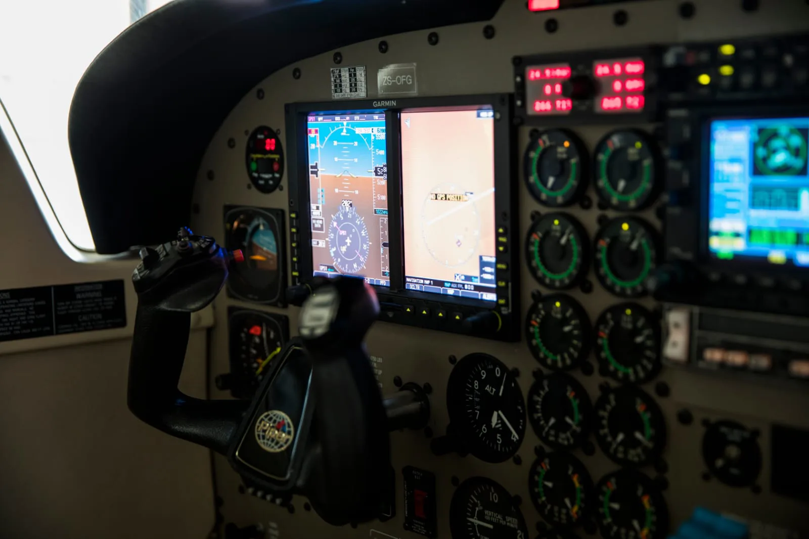 Cockpit and instrument panel of a 1998 Piper Seneca V.