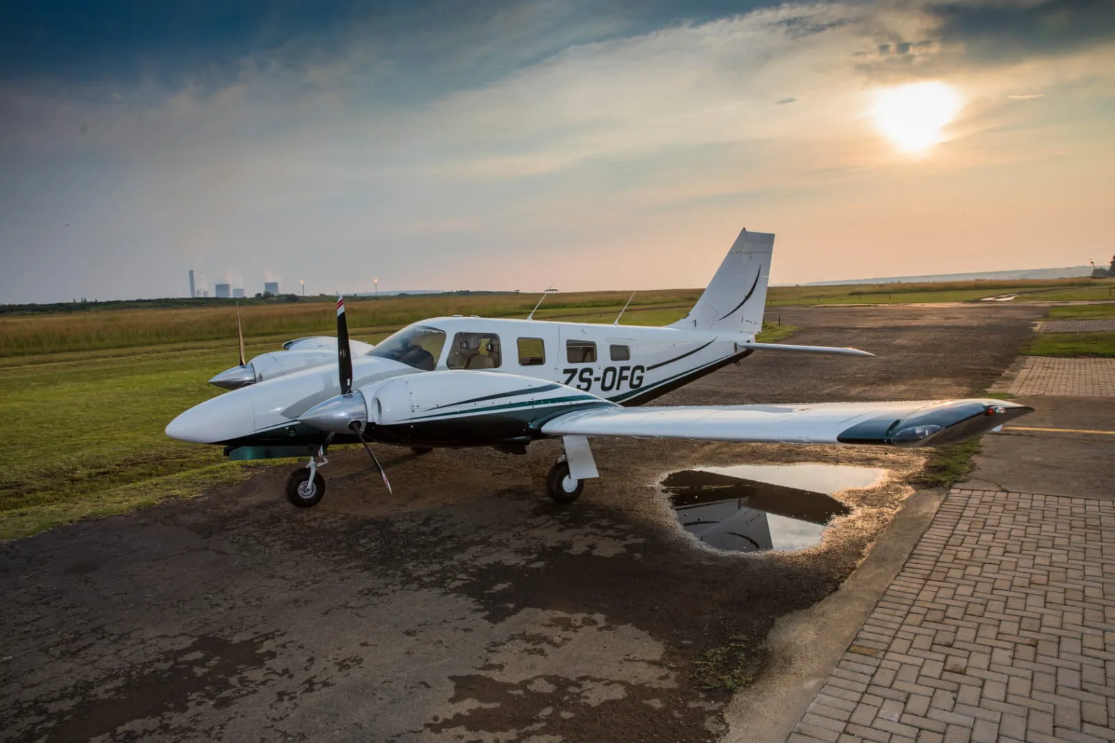 Exterior view of a 1998 Piper Seneca V, ZS-OFG.