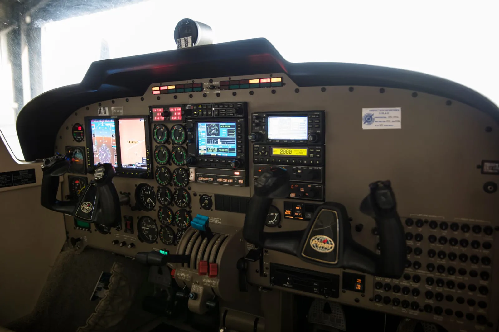 Cockpit and instrument panel of a 1998 Piper Seneca V.