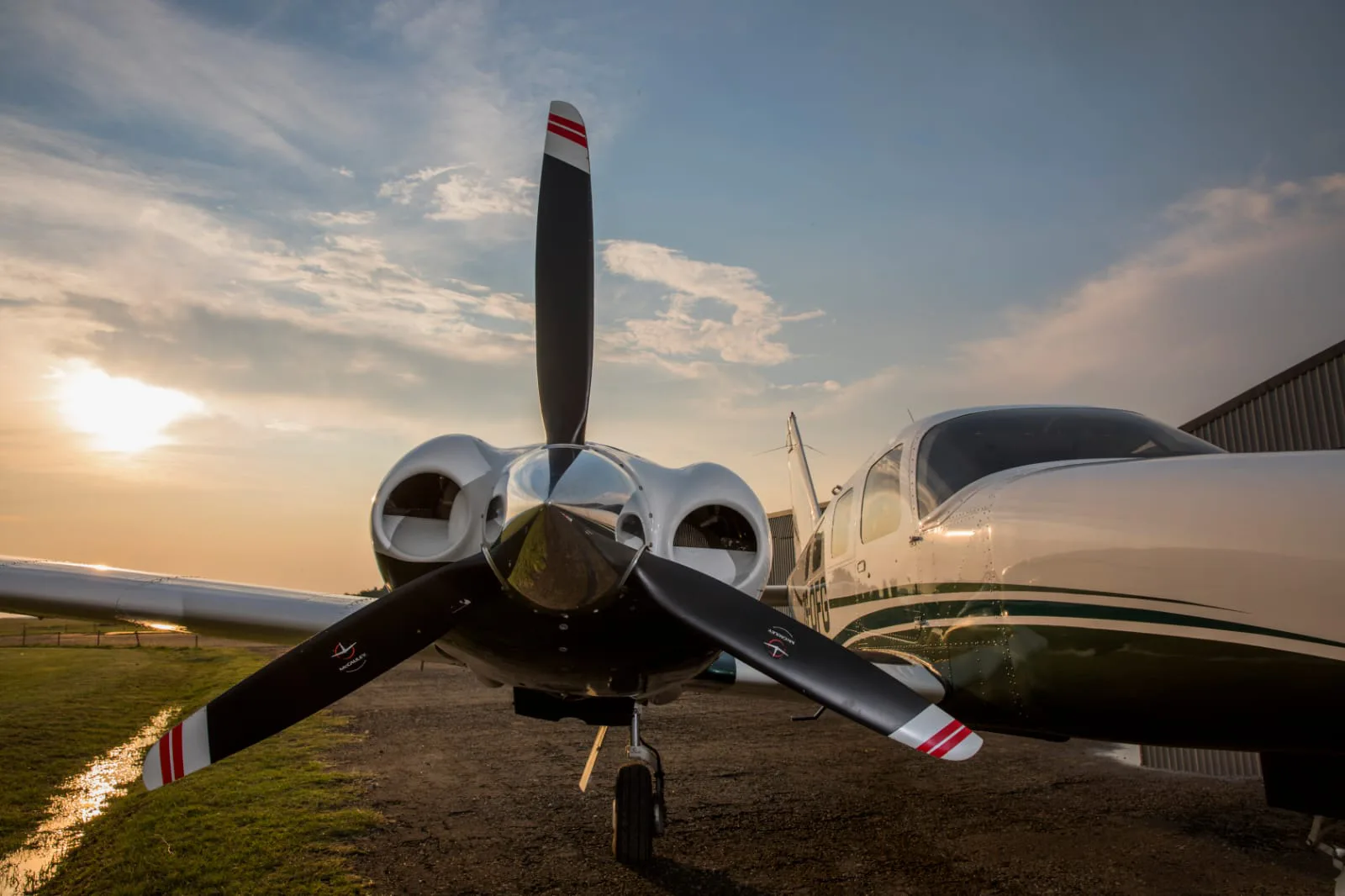 Exterior view of a 1998 Piper Seneca V, ZS-OFG.